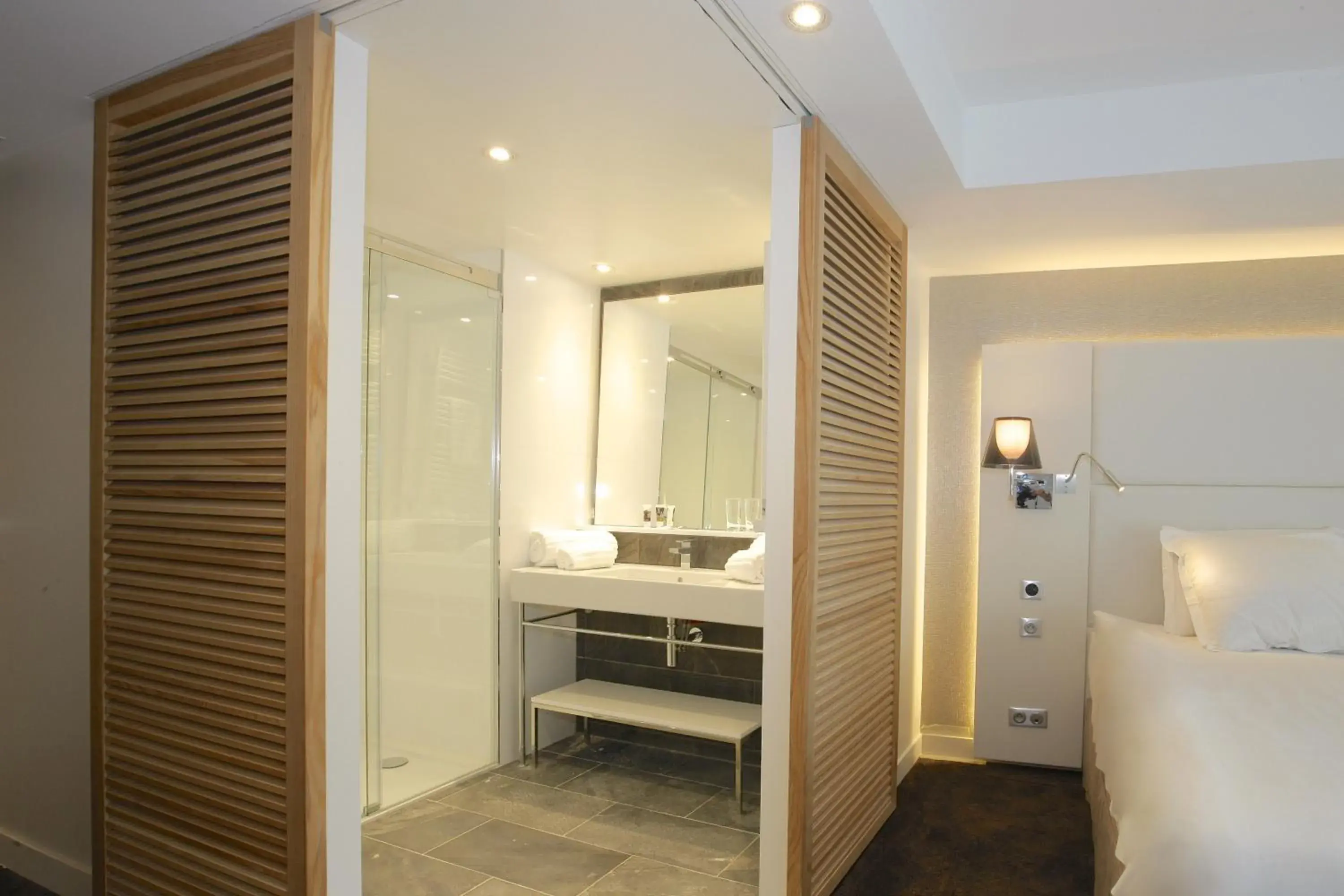 Bed, Bathroom in Mercure Hotel Golf Cap d'Agde