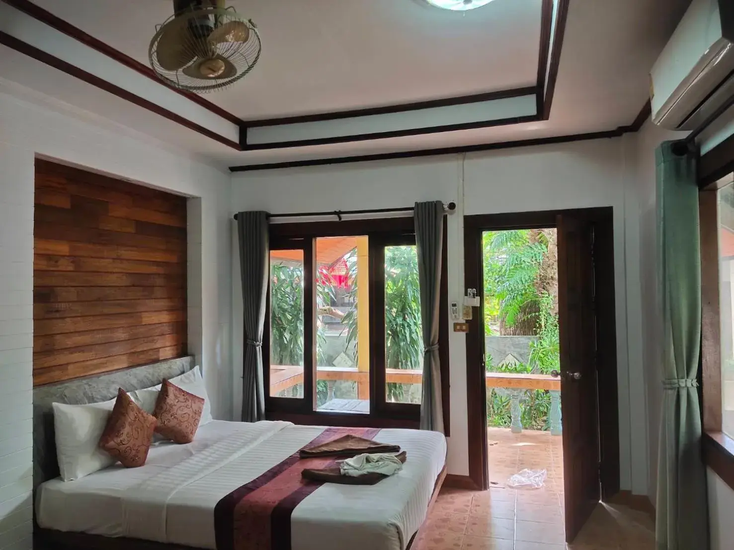 Living room, Bed in Lanta Riviera Resort - SHA Extra Plus