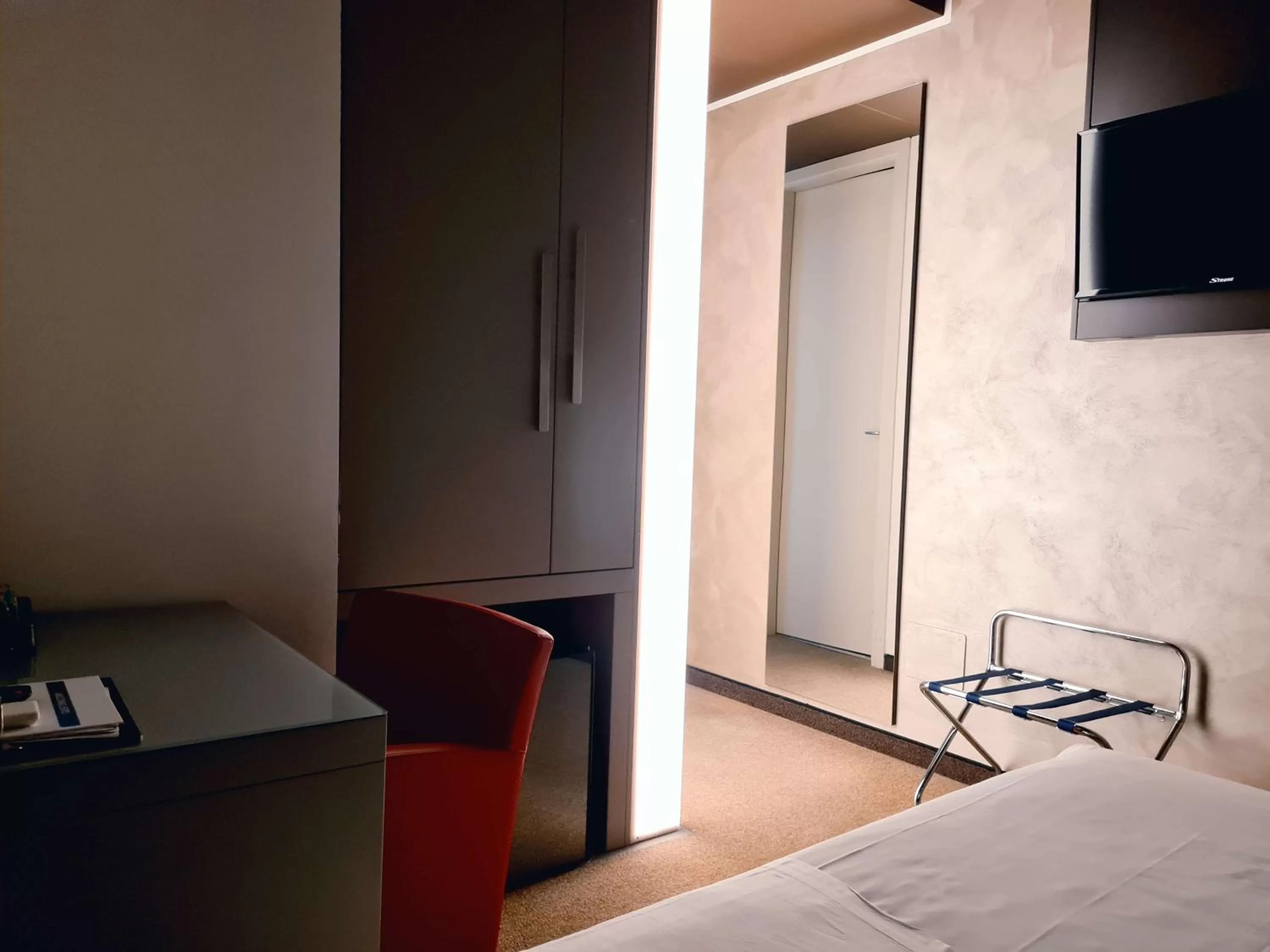 Photo of the whole room, Bed in Best Western Hotel Continental