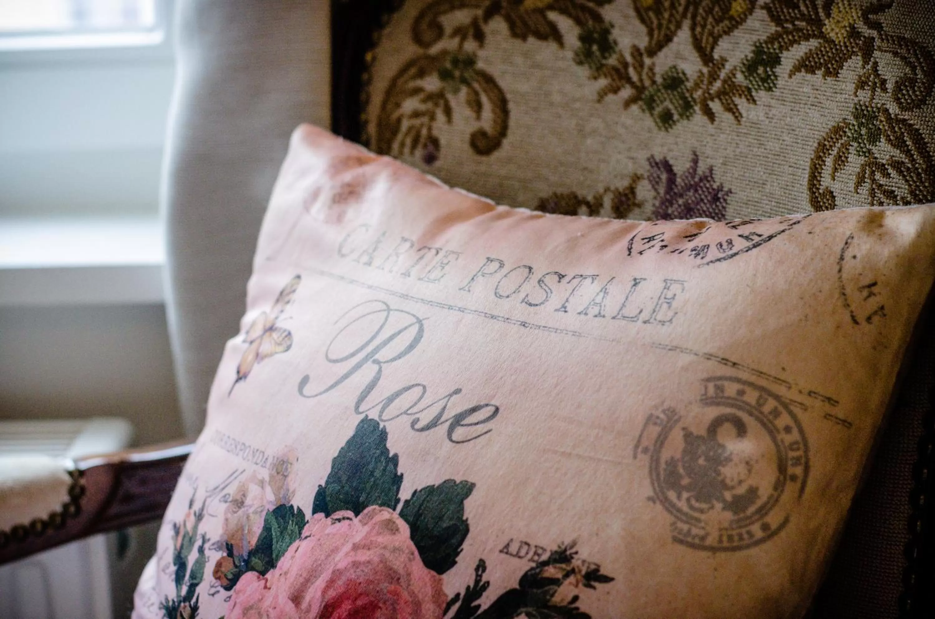 Seating area, Bed in The White Queen B&B