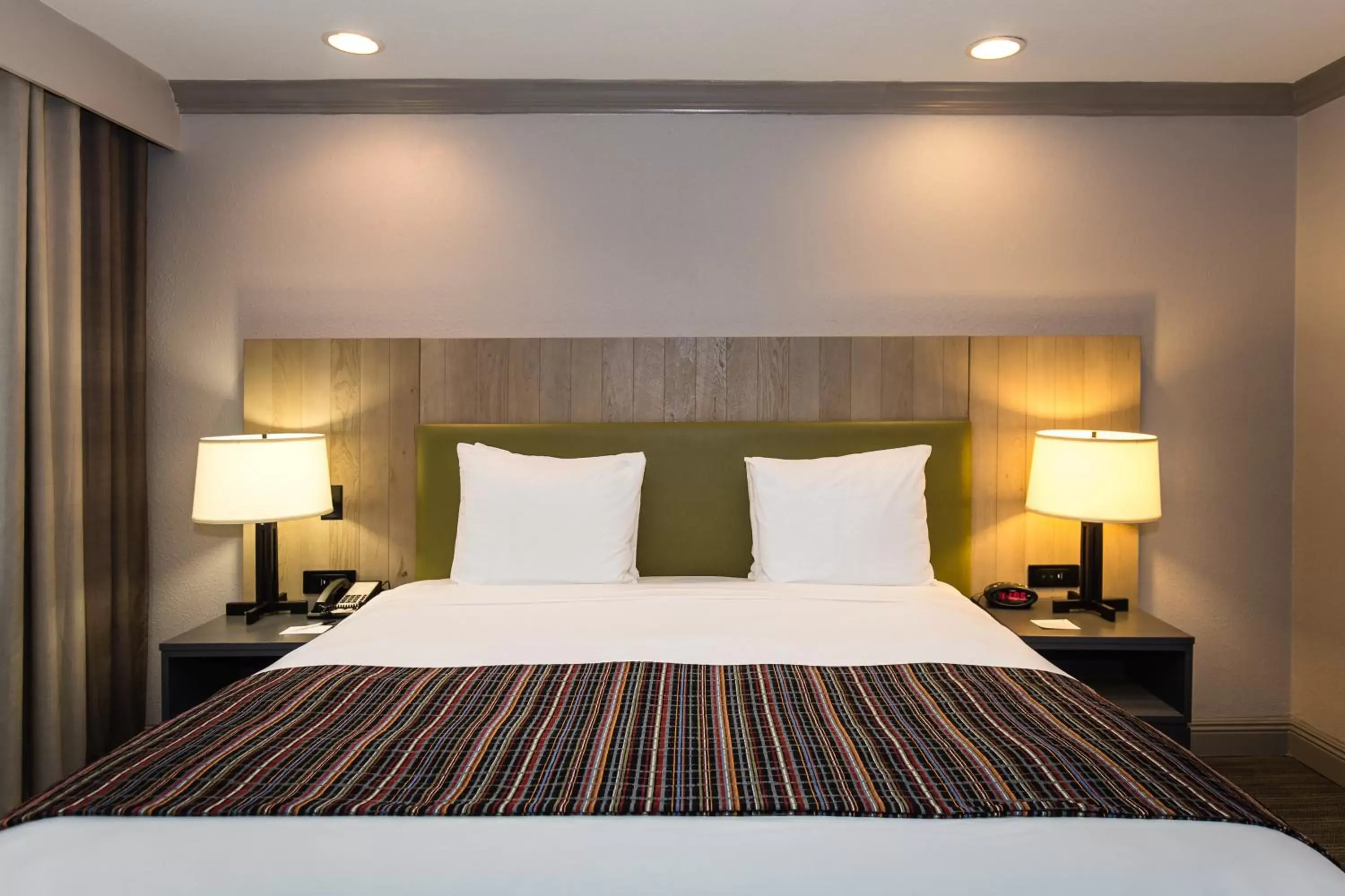 Bed in Country Inn & Suites by Radisson, Metairie (New Orleans), LA