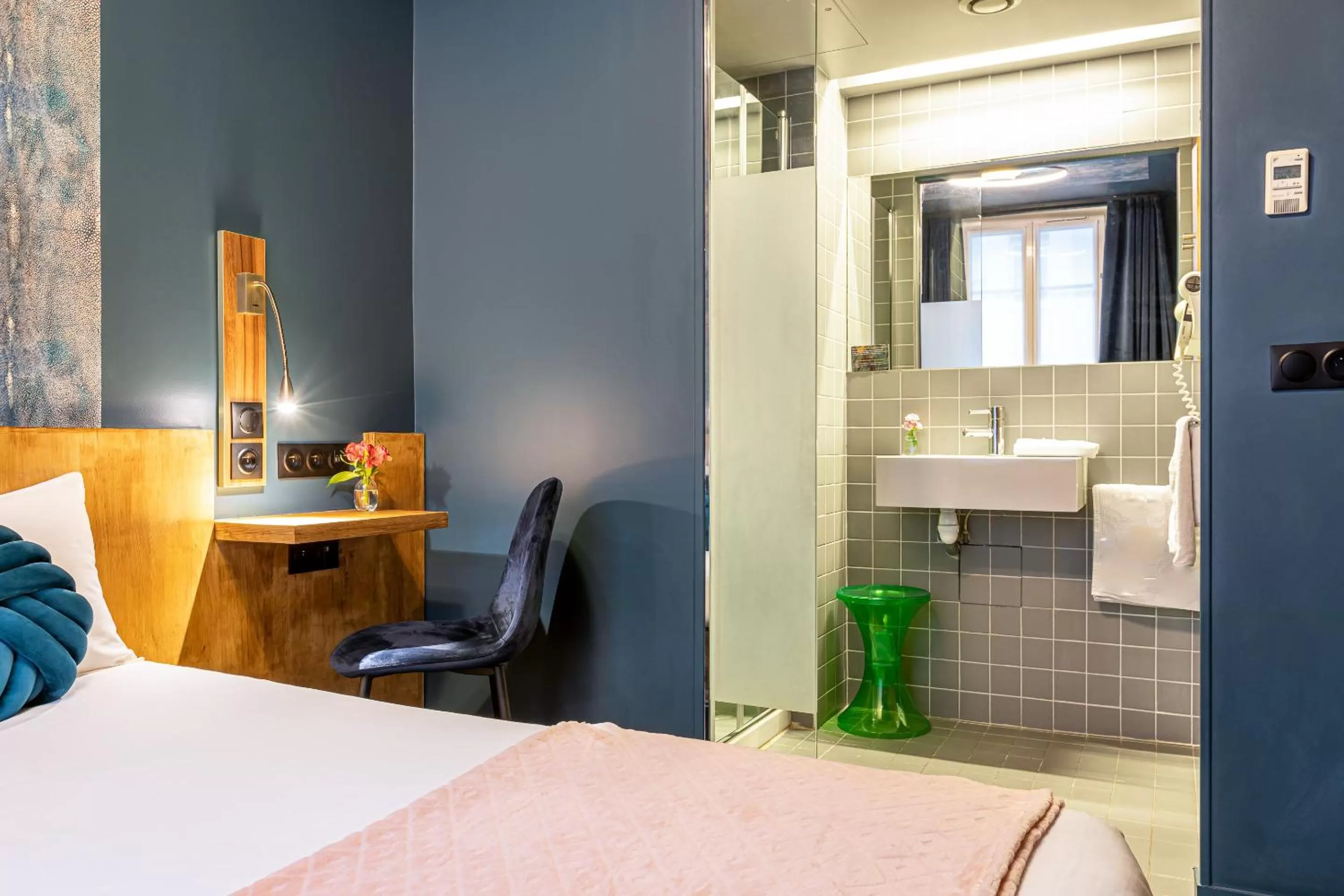 Shower, Bed in Hotel Glasgow Monceau by Patrick Hayat