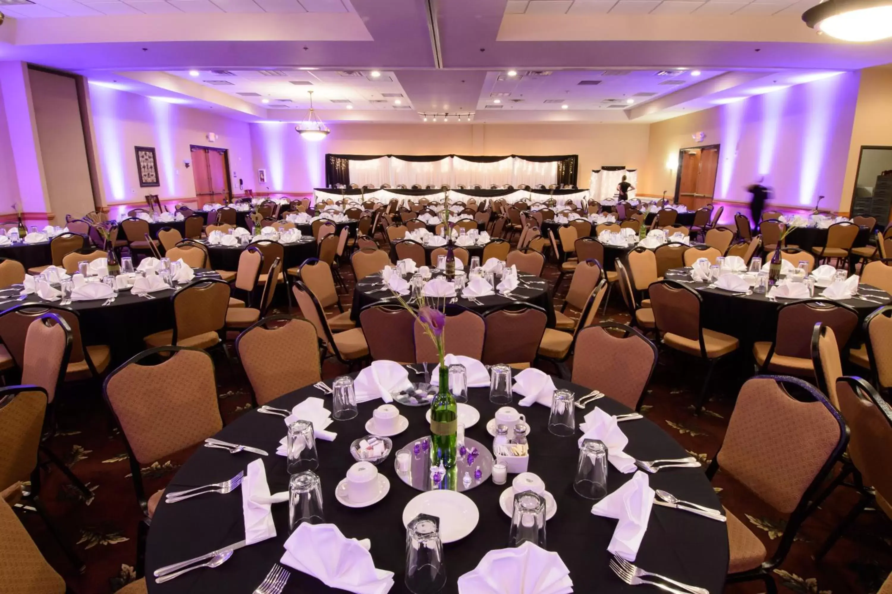 Banquet/Function facilities, Restaurant/Places to Eat in Ramada by Wyndham Sioux Falls Airport - Waterpark Resort & Event Center