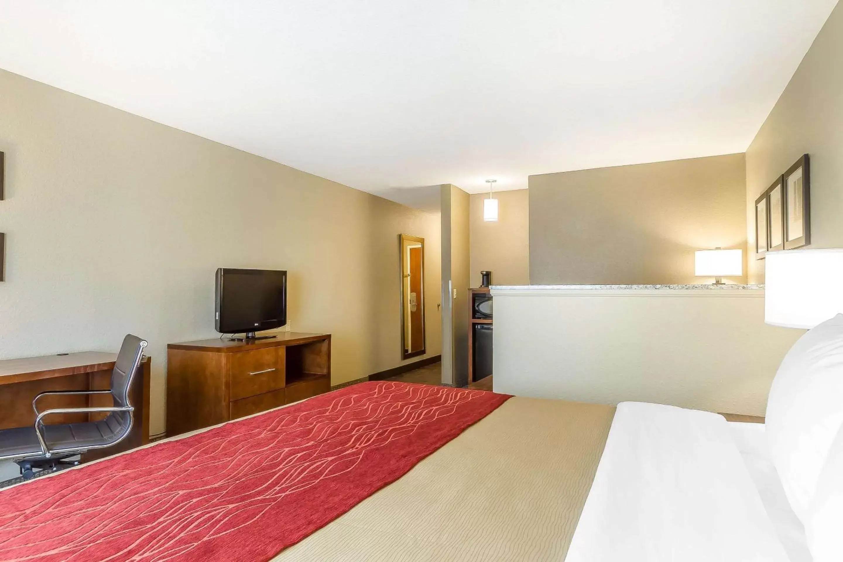 King Suite with Mobility Accessible - Accessible/Non-Smoking in Comfort Inn & Suites Rocklin - Roseville King Suite with Mobility Accessible - Accessible/Non-Smoking in Comfort Inn & Suites Rocklin - Roseville