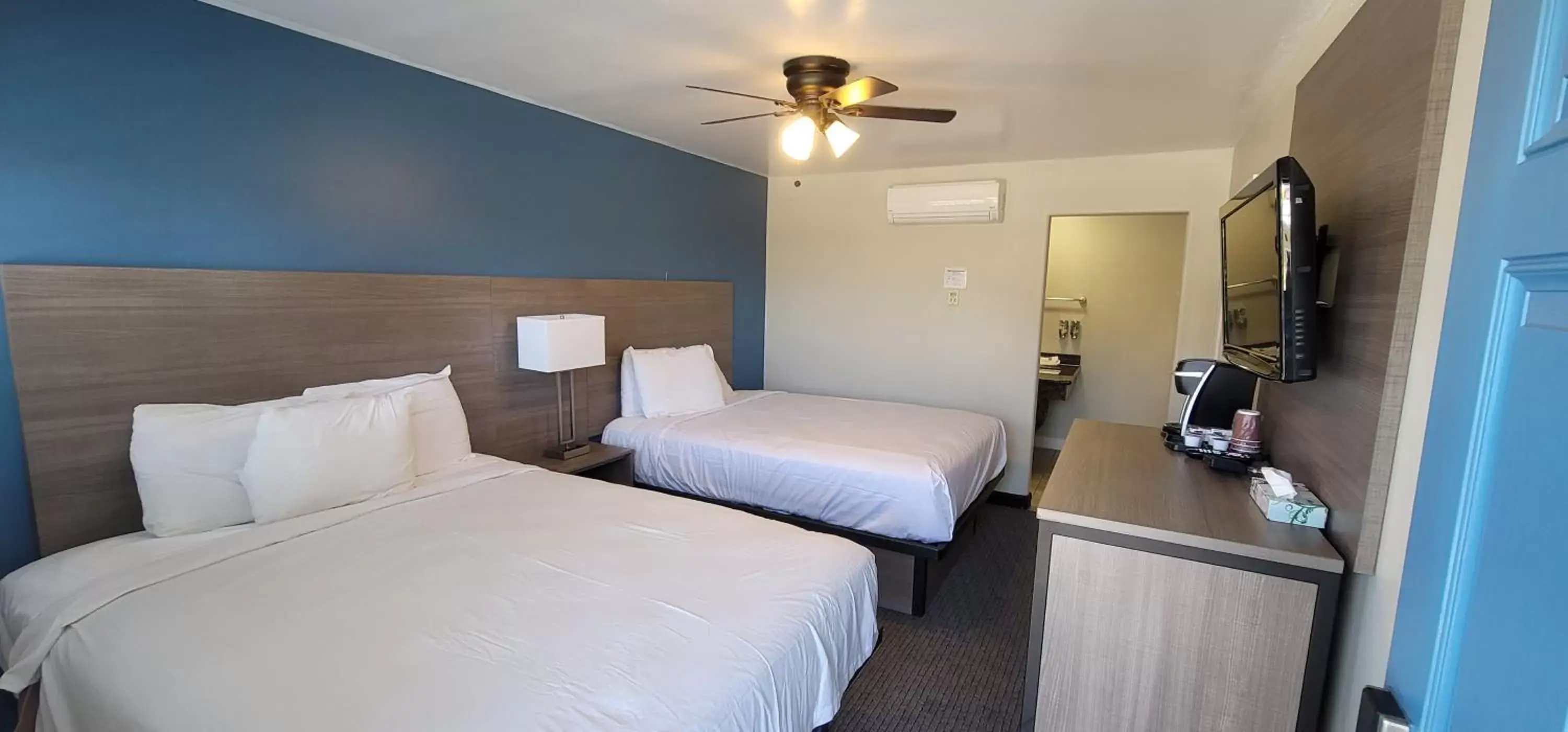 Photo of the whole room, Bed in Beachwalker Inn & Suites