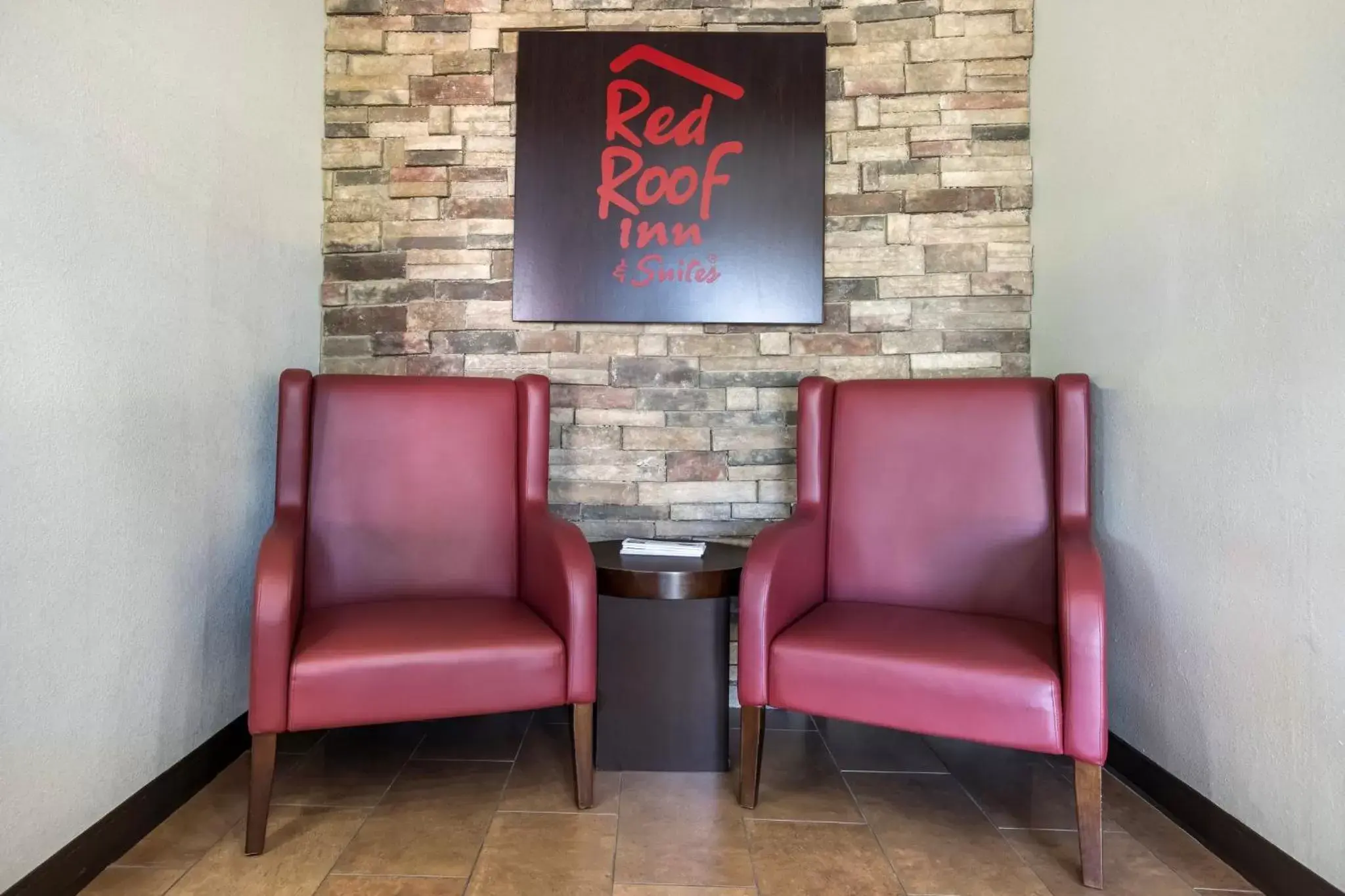 Lobby or reception, Seating Area in Red Roof Inn & Suites Statesboro - University