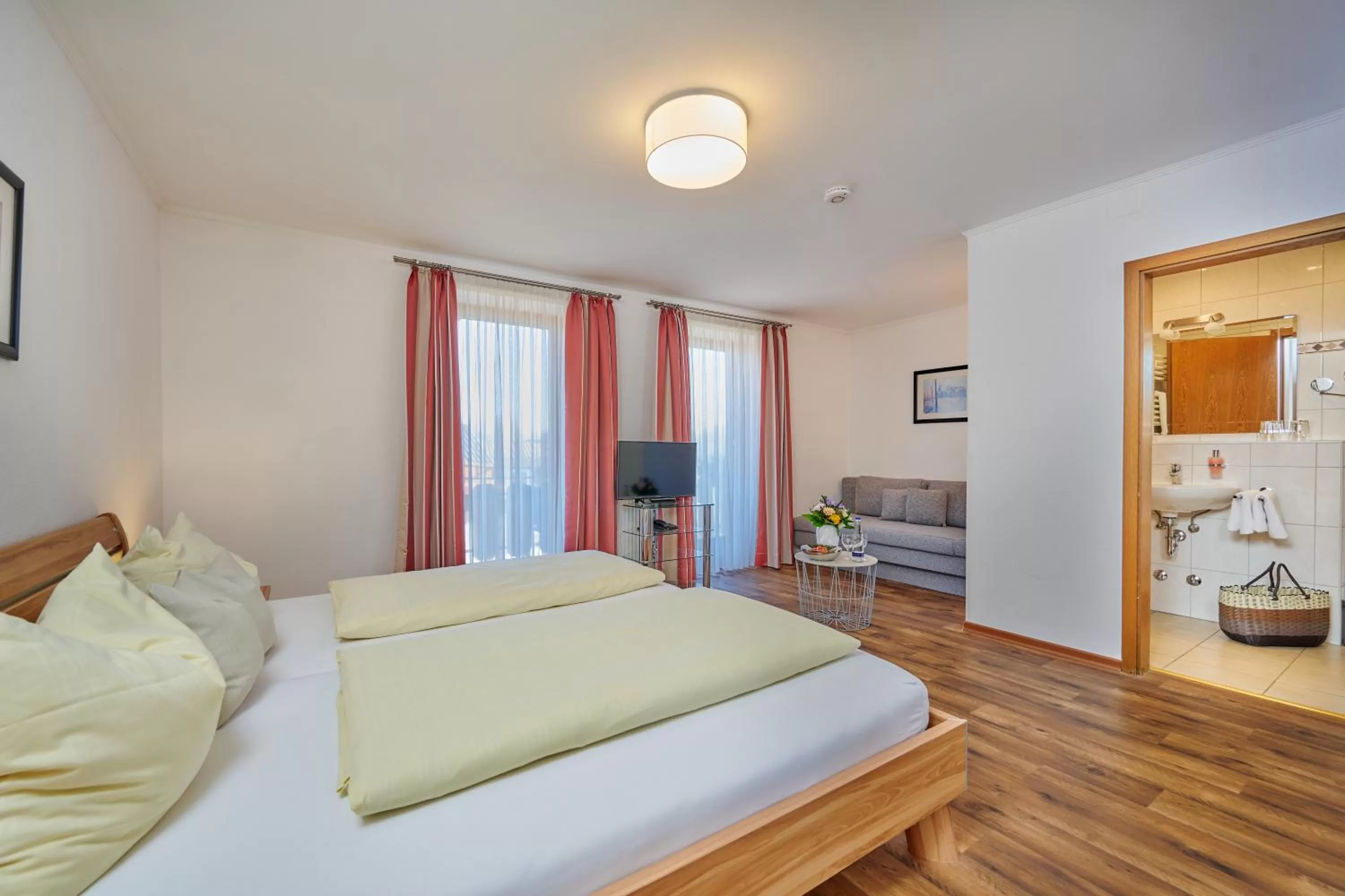 Photo of the whole room, Bed in Hotel Restaurant Zum Goldenen Anker mit Hallenbad & Wellnessbereich