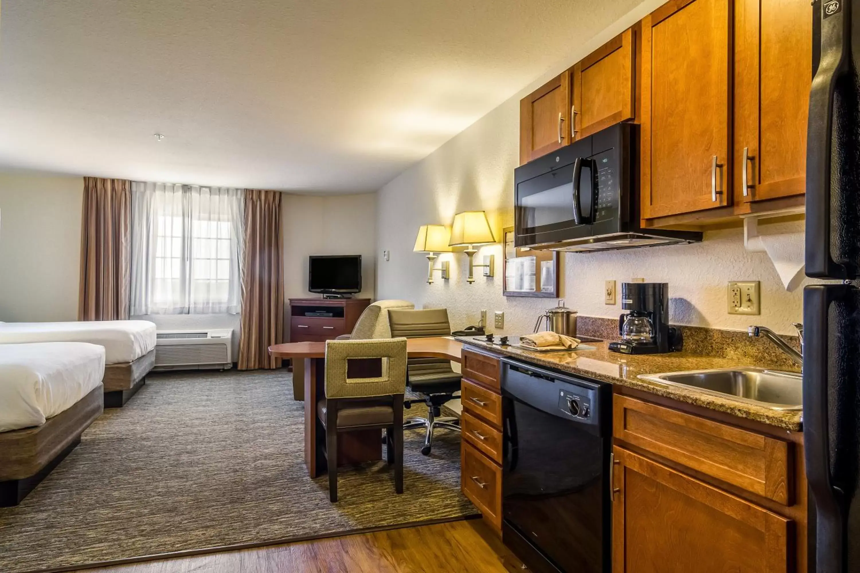 Photo of the whole room, Kitchen/Kitchenette in Candlewood Suites Jacksonville East Merril Road, an IHG Hotel