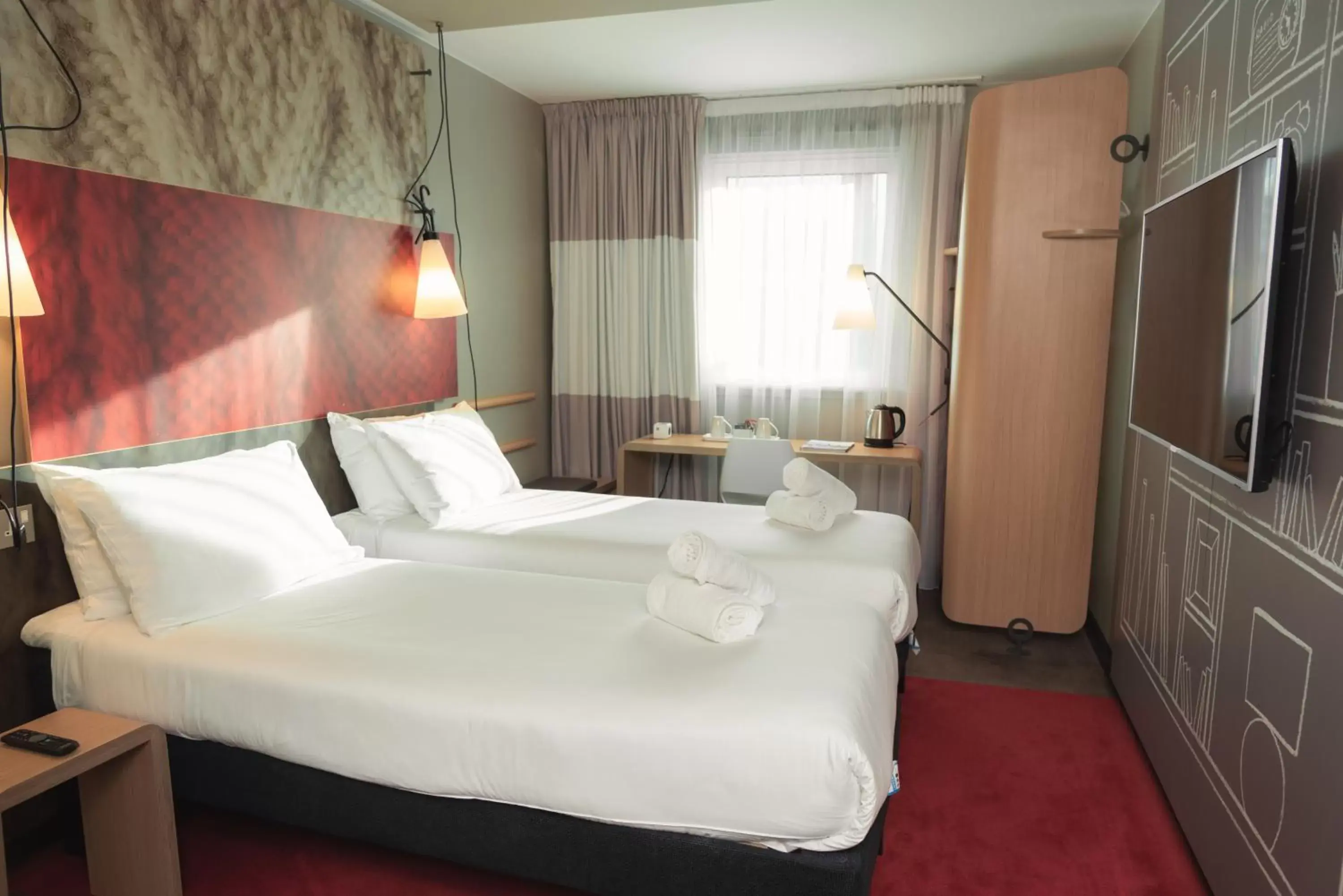 Bed in ibis Glasgow City Centre – Sauchiehall St