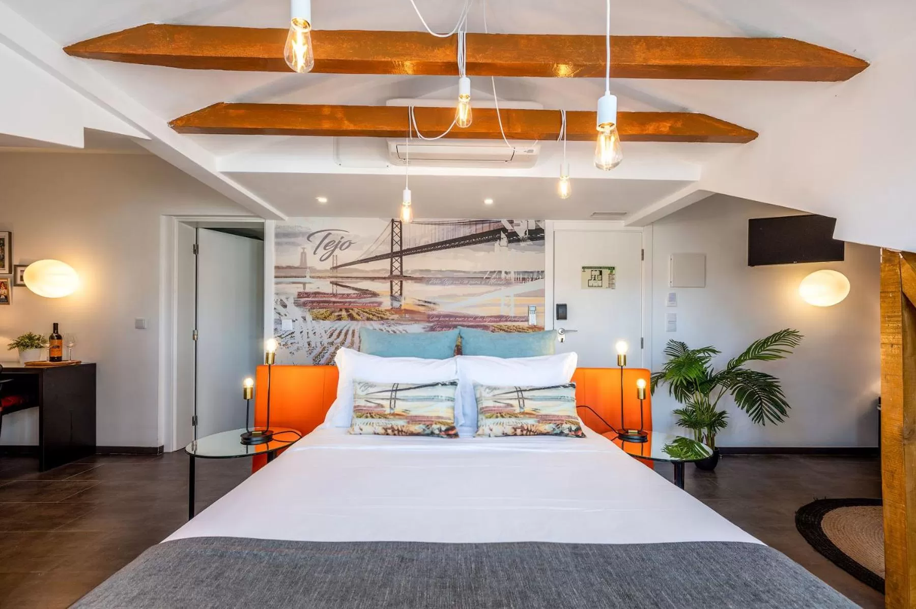 Bed in Lisbon Wine House - Rooms & Suites