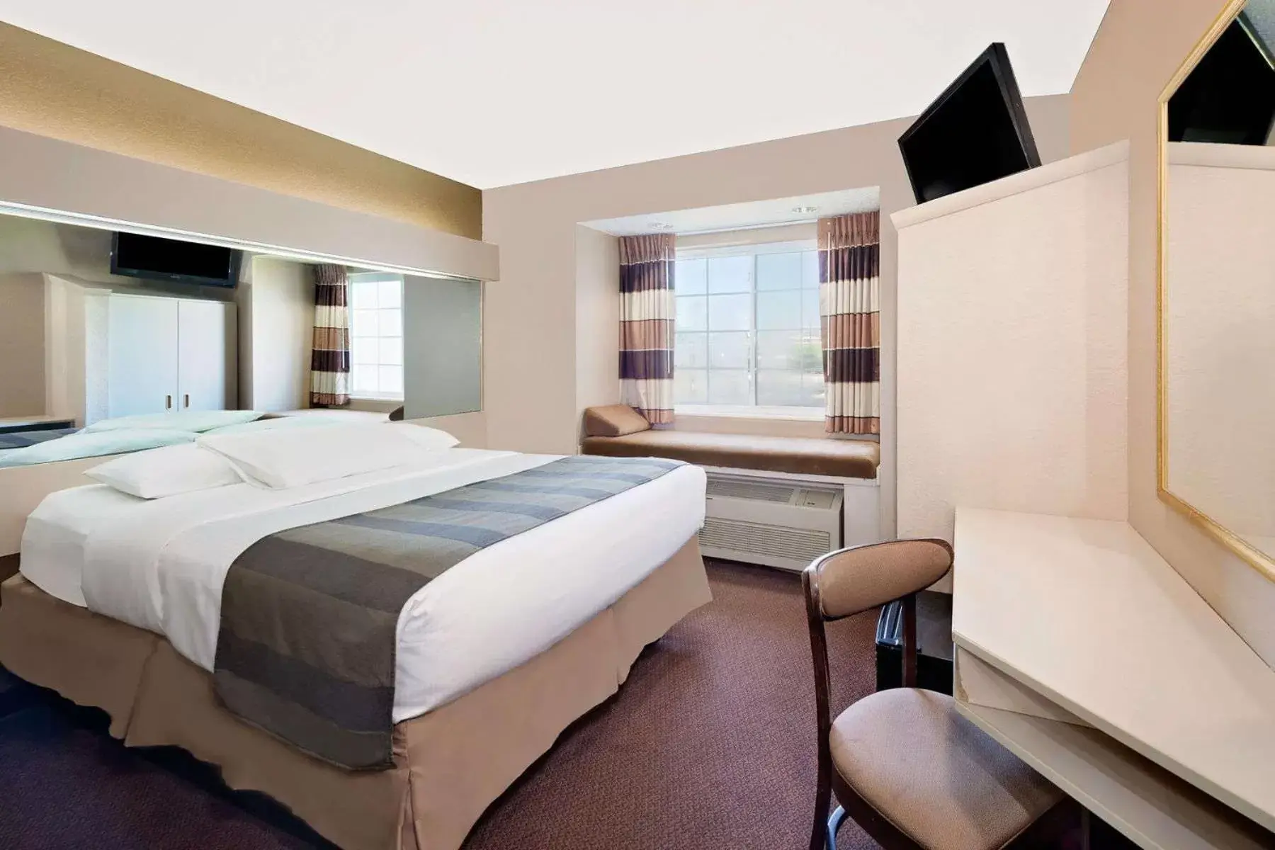 Photo of the whole room, Bed in Microtel Inn & Suites by Wyndham Joplin