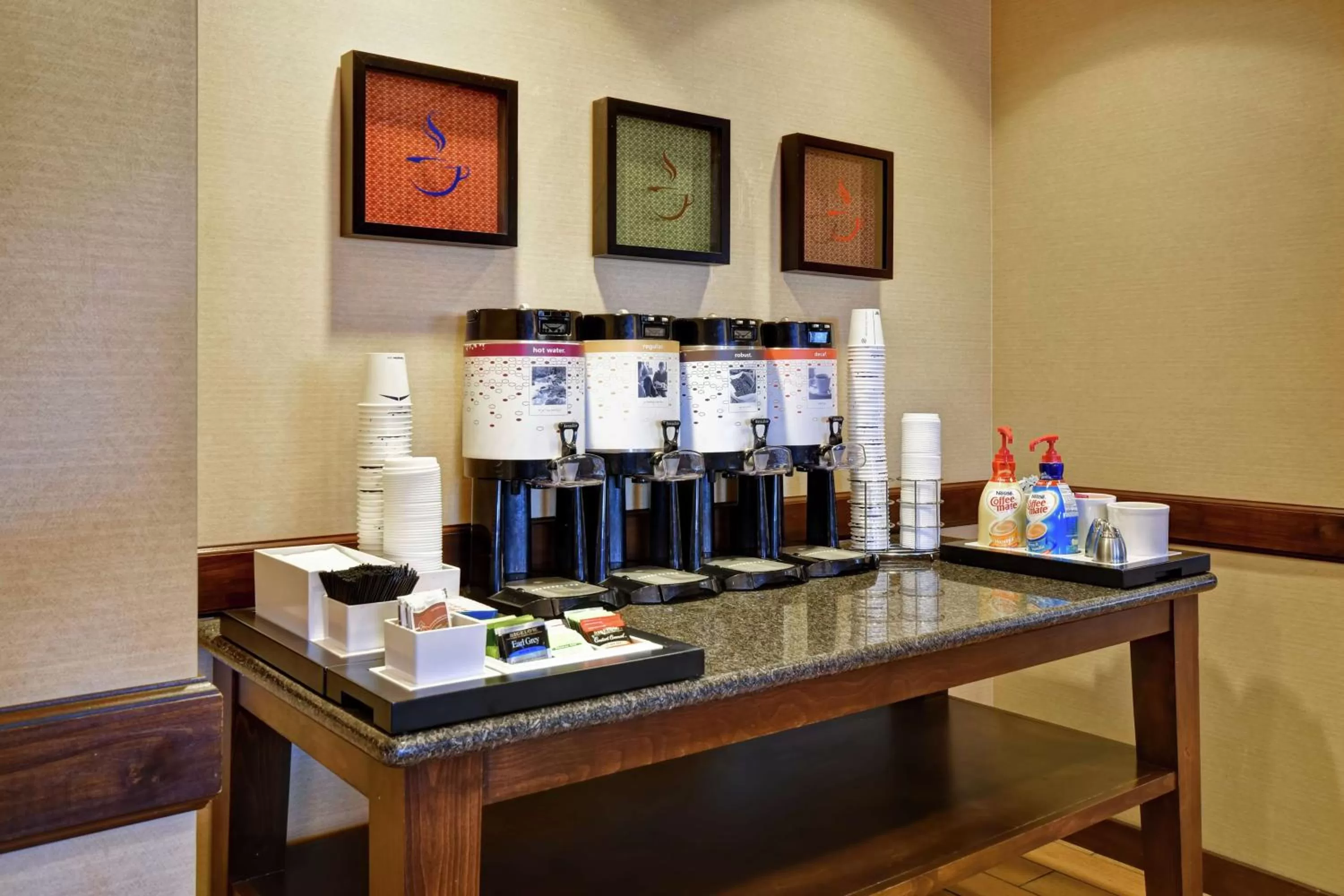 Dining area in Hampton Inn & Suites Folsom