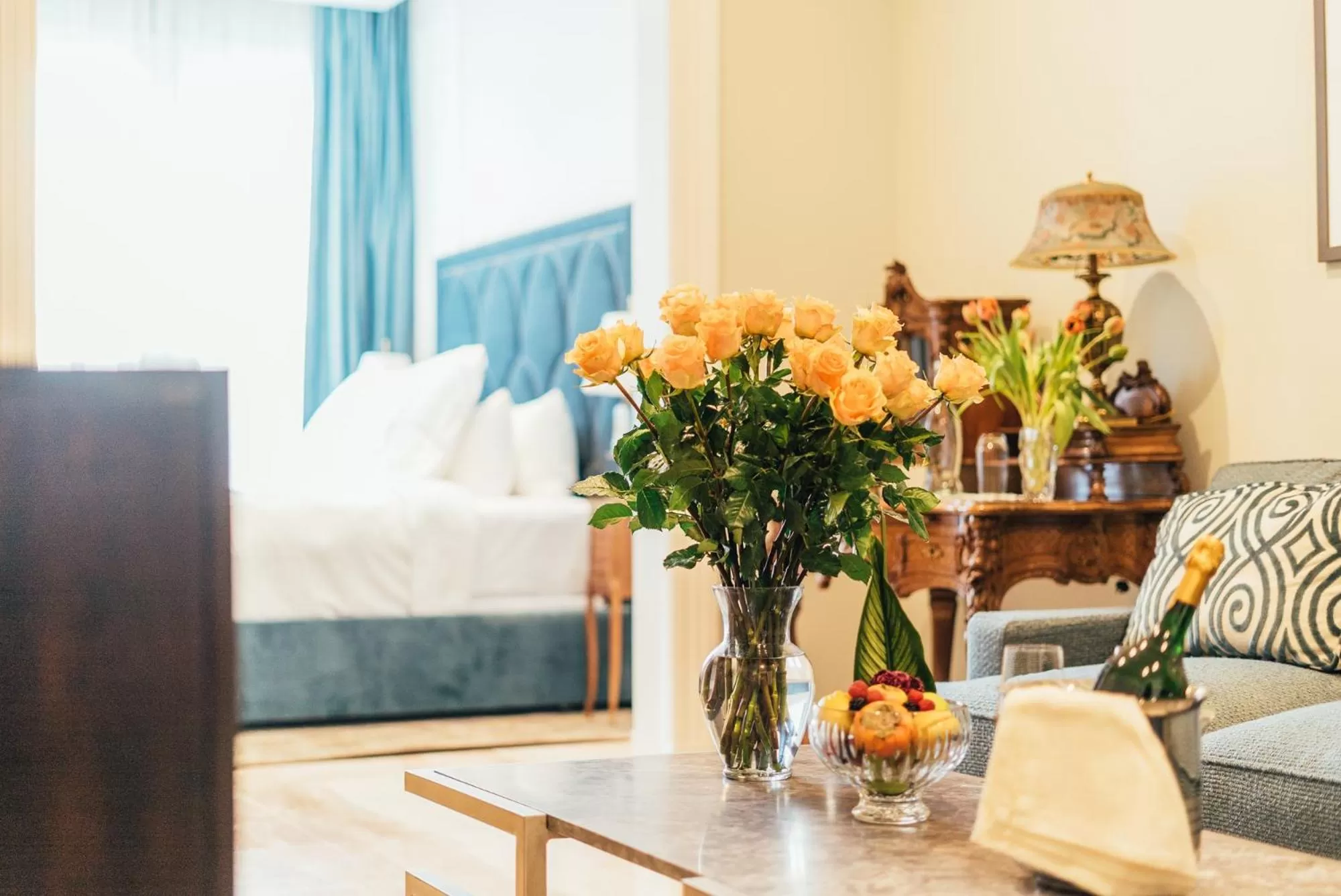 Photo of the whole room, Bed in Neighbourgood Sutter Mansion