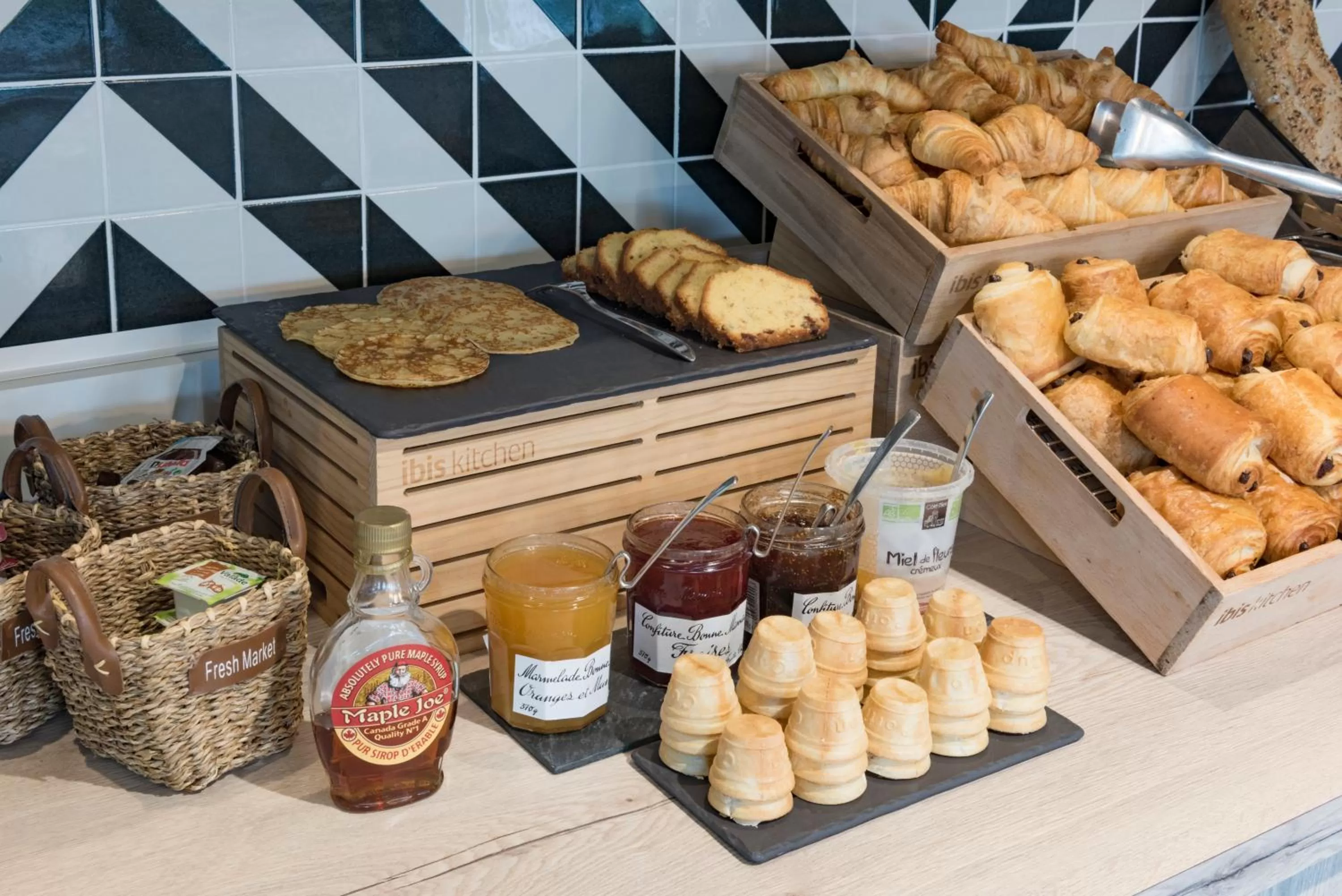 Buffet breakfast in ibis Creil Sur Oise