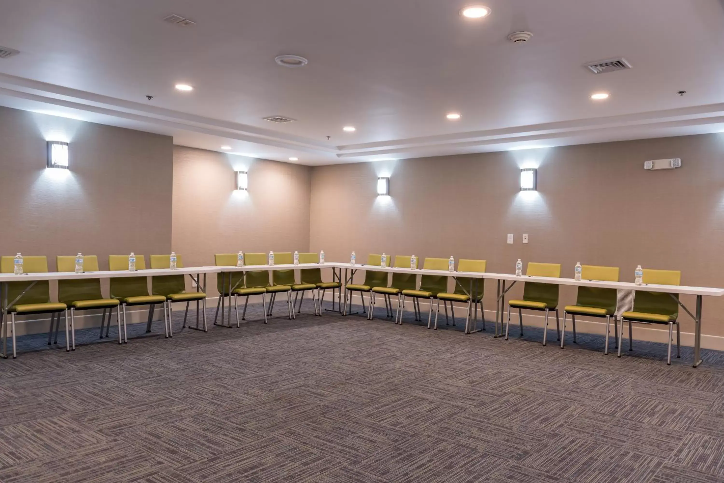 Meeting/conference room in Holiday Inn Express Hartford-Newington, an IHG Hotel