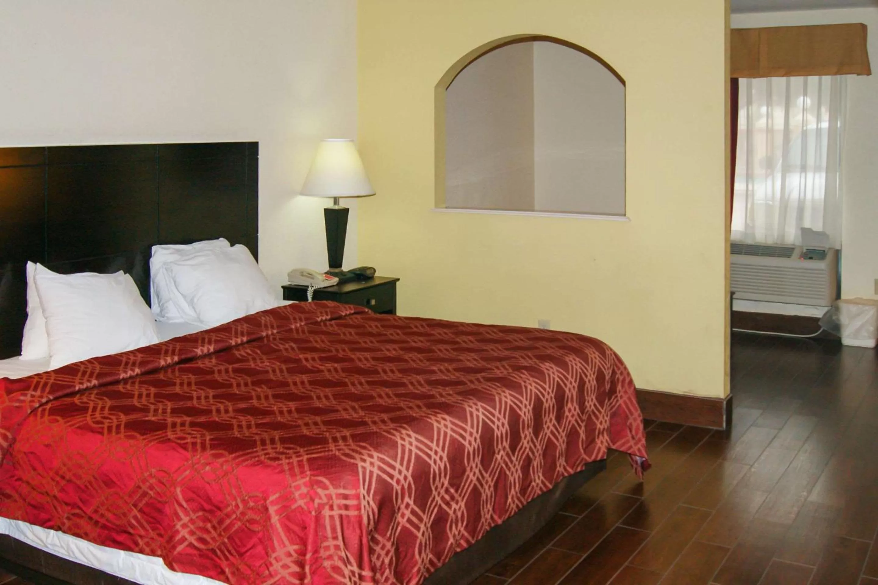 Photo of the whole room, Bed in Econo Lodge Inn & Suites West - Energy Corridor