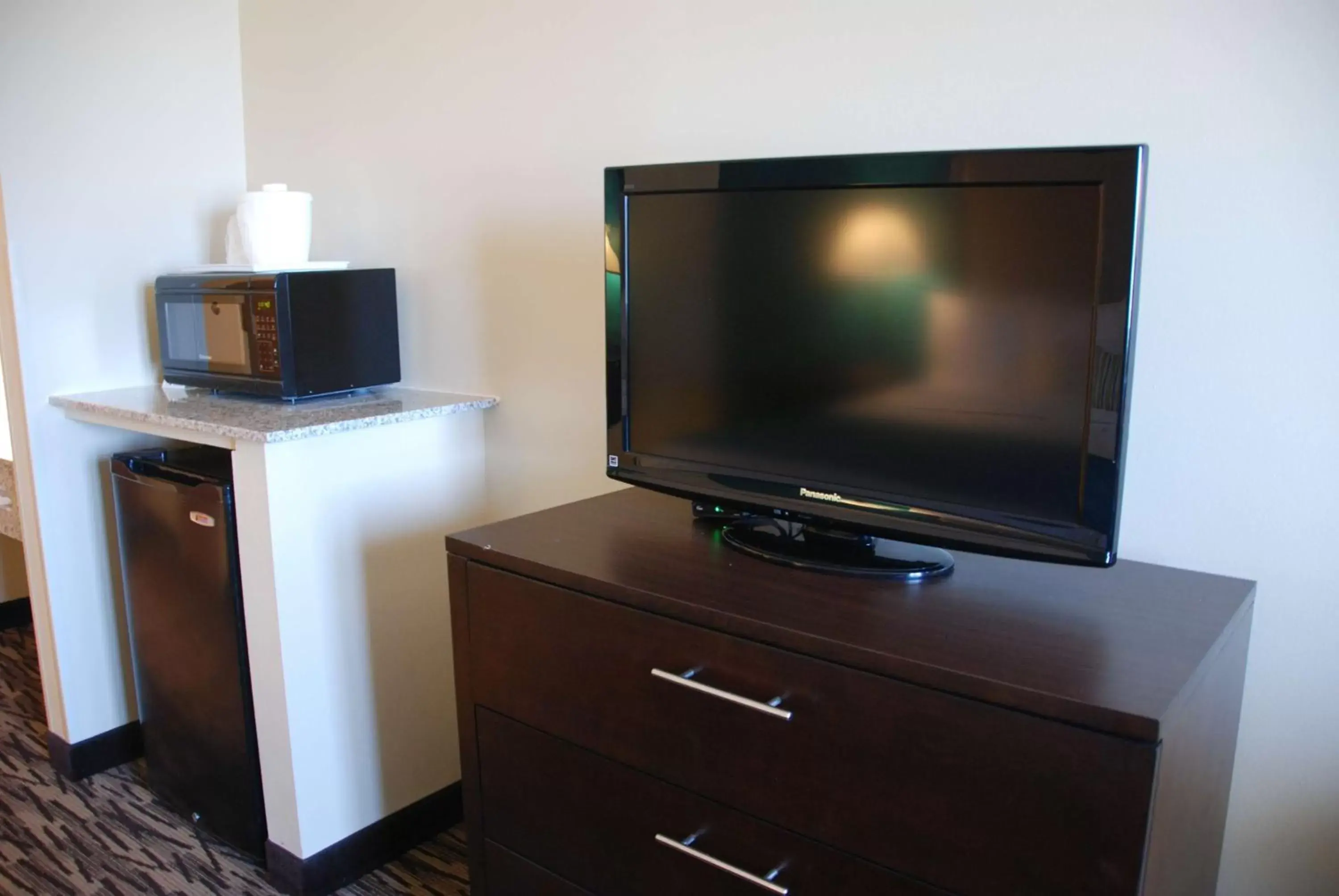Photo of the whole room, TV/Entertainment Center in Best Western Baraboo Inn