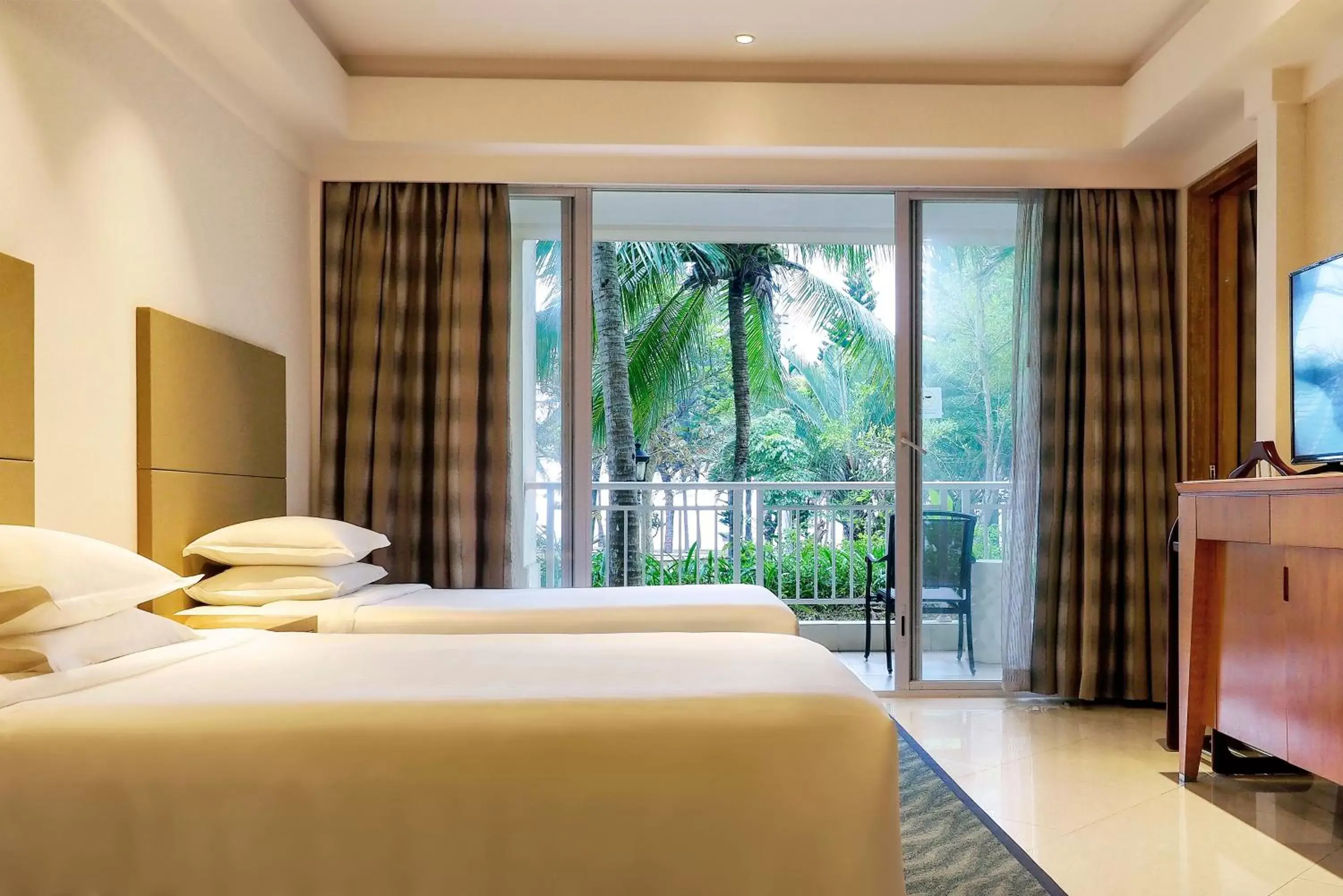 Bedroom, Bed in Sheraton Haikou Hotel