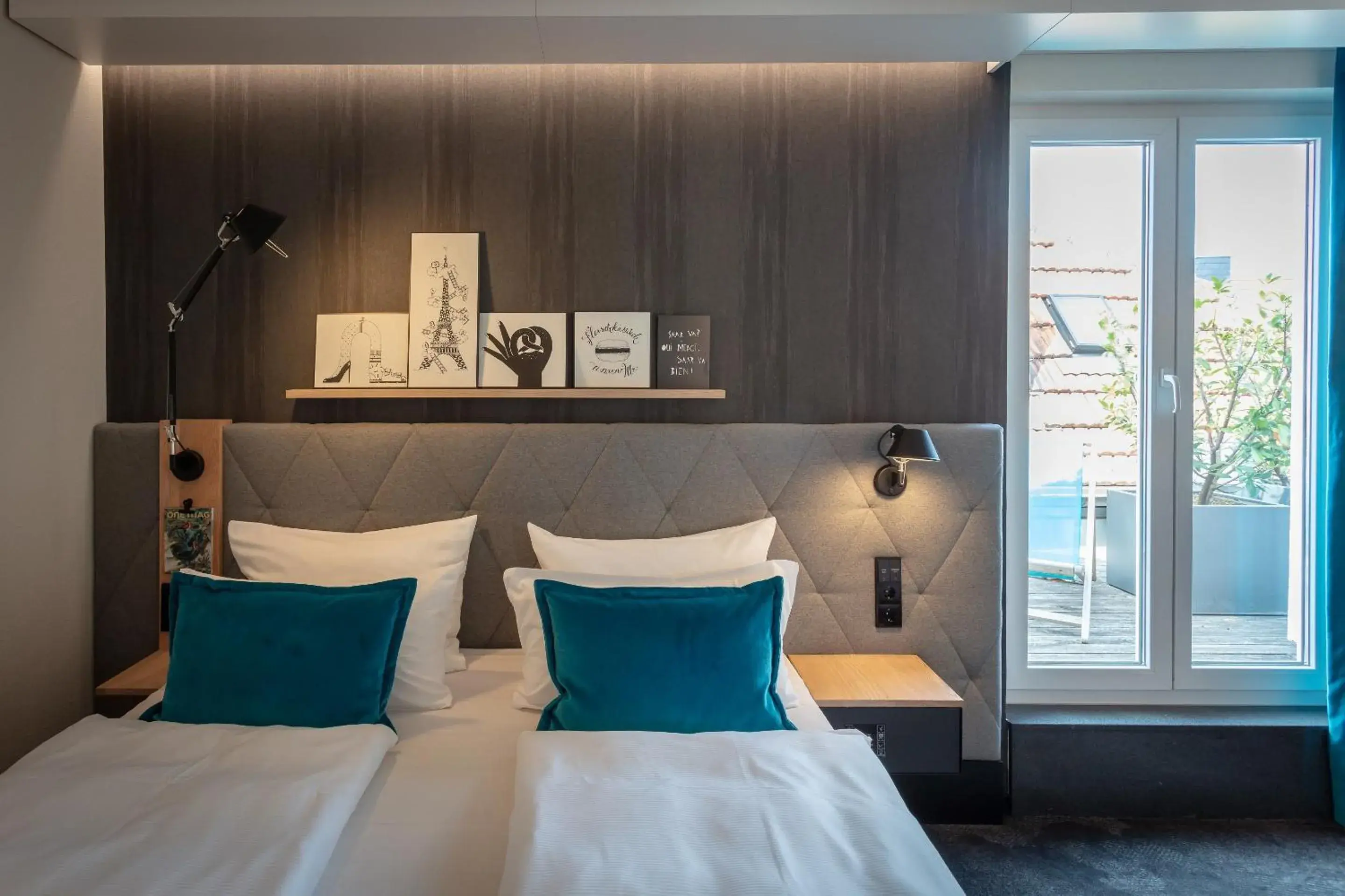 Photo of the whole room, Bed in Motel One Saarbrücken