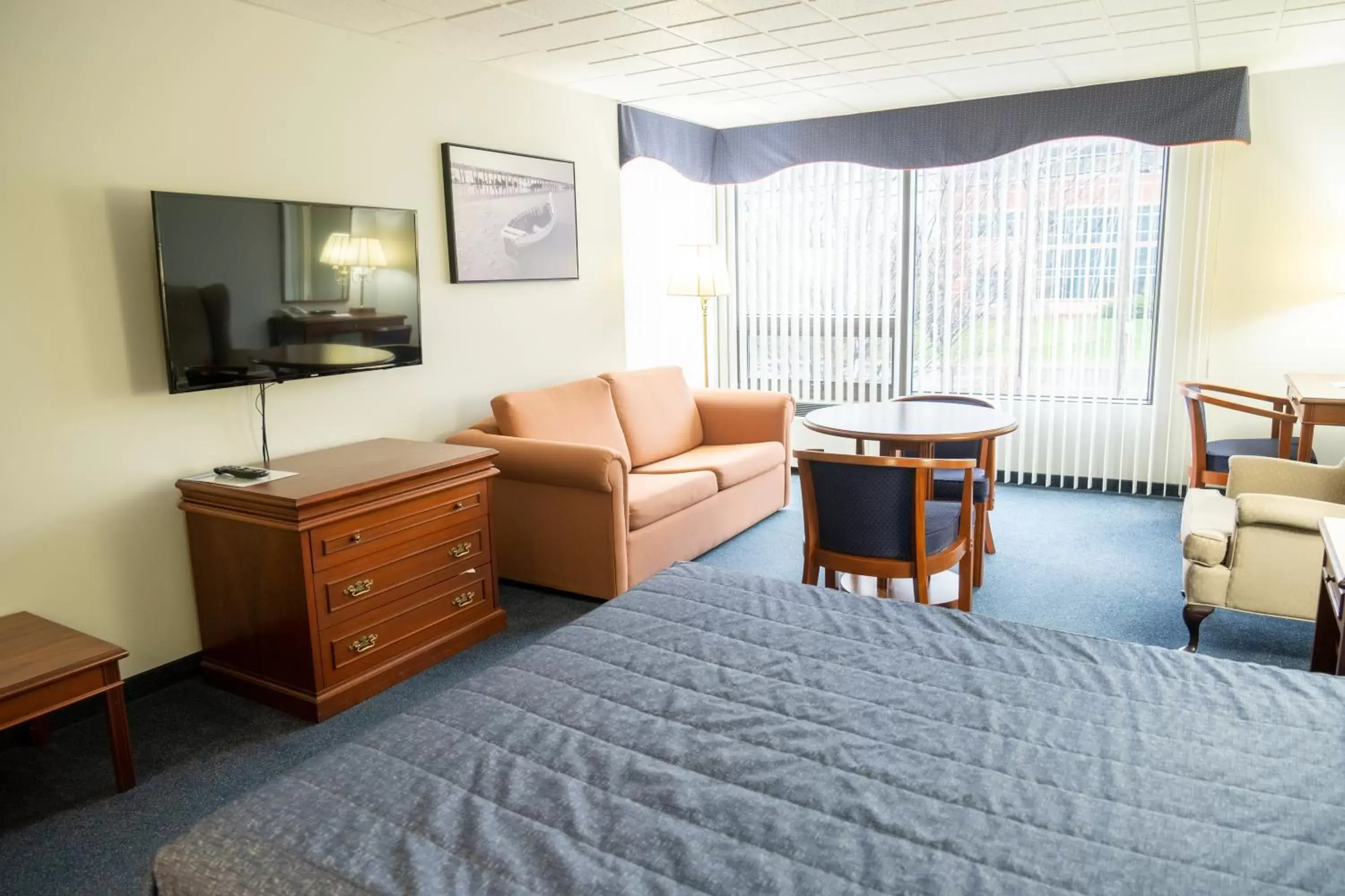 Photo of the whole room, Seating Area in Motel Le Voyageur