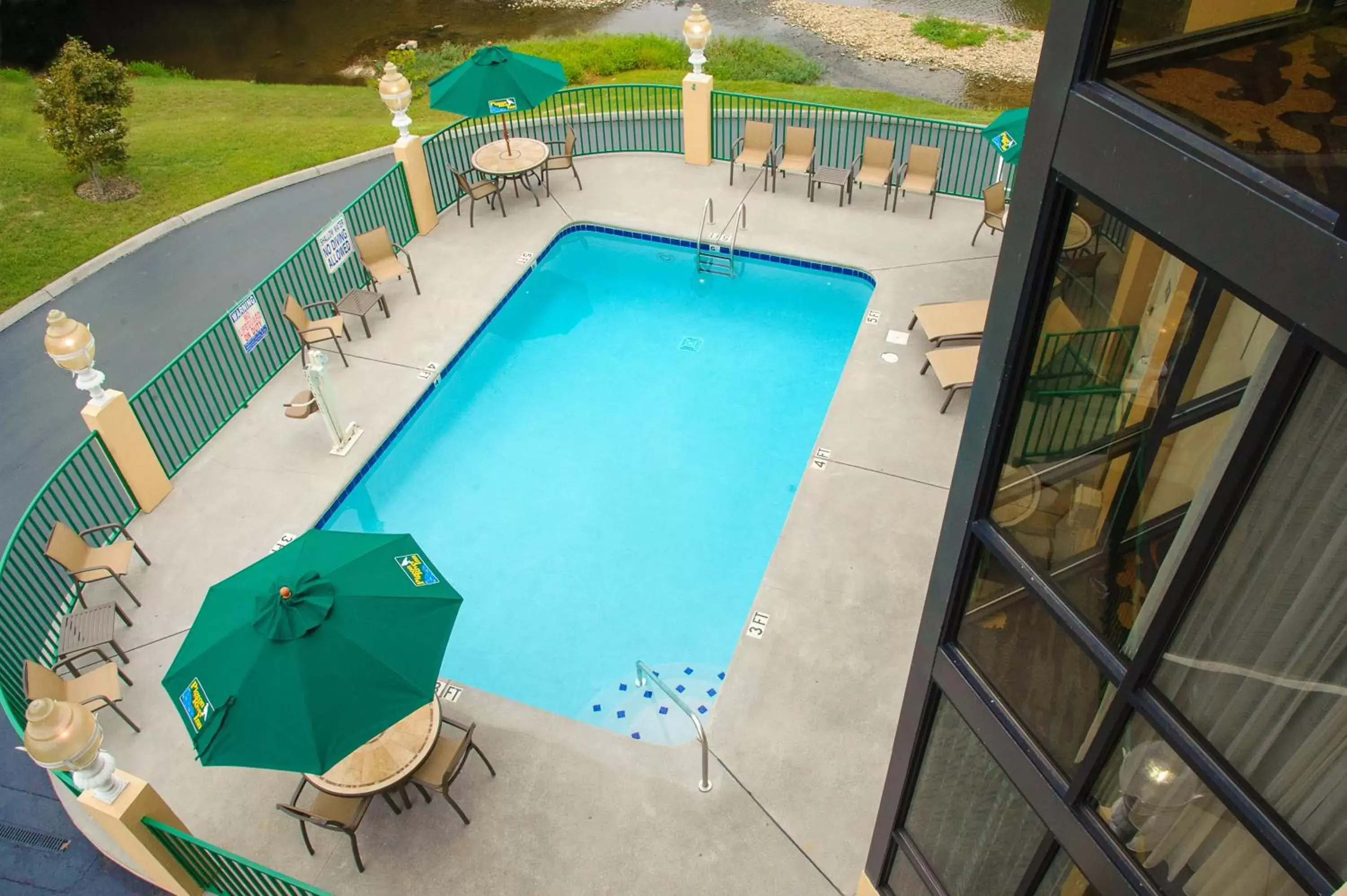 Swimming pool, Pool View in Pigeon River Inn