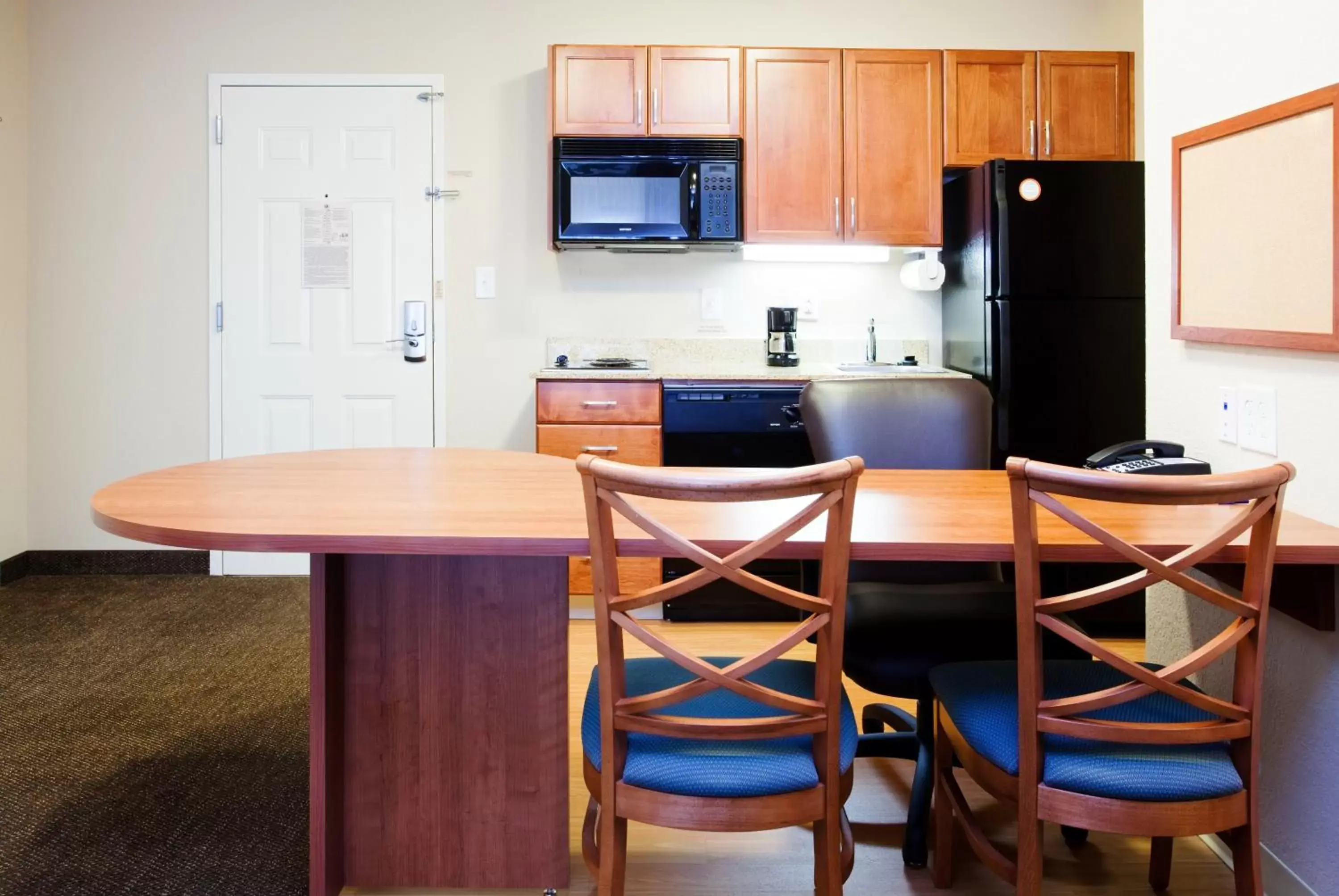 Photo of the whole room, Kitchen/Kitchenette in Candlewood Suites New Bern, an IHG Hotel