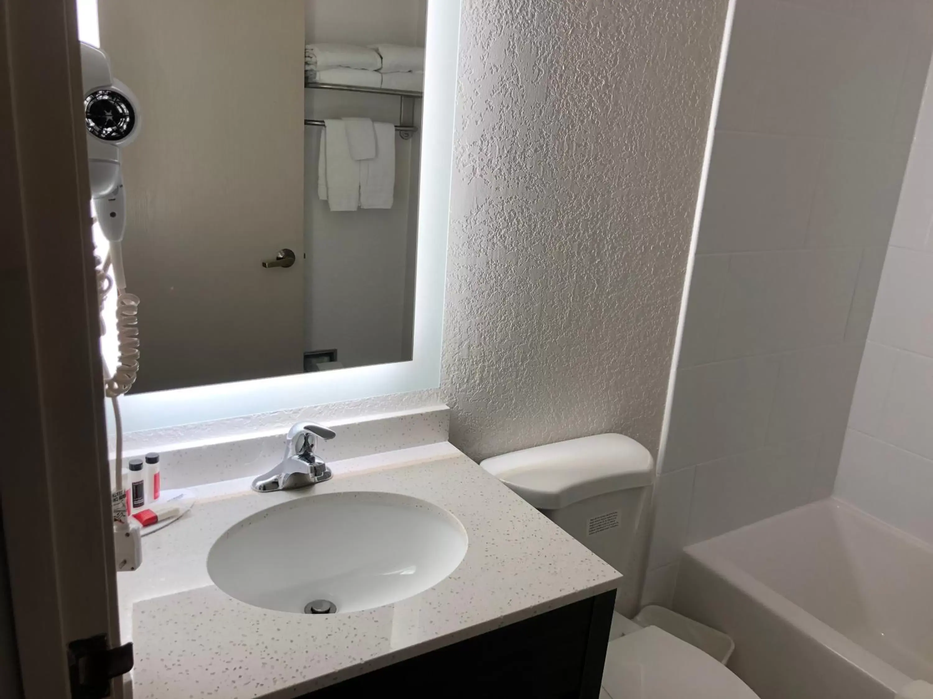 Bathroom in Howard Johnson by Wyndham Elk Grove Village - Chicago O'Hare