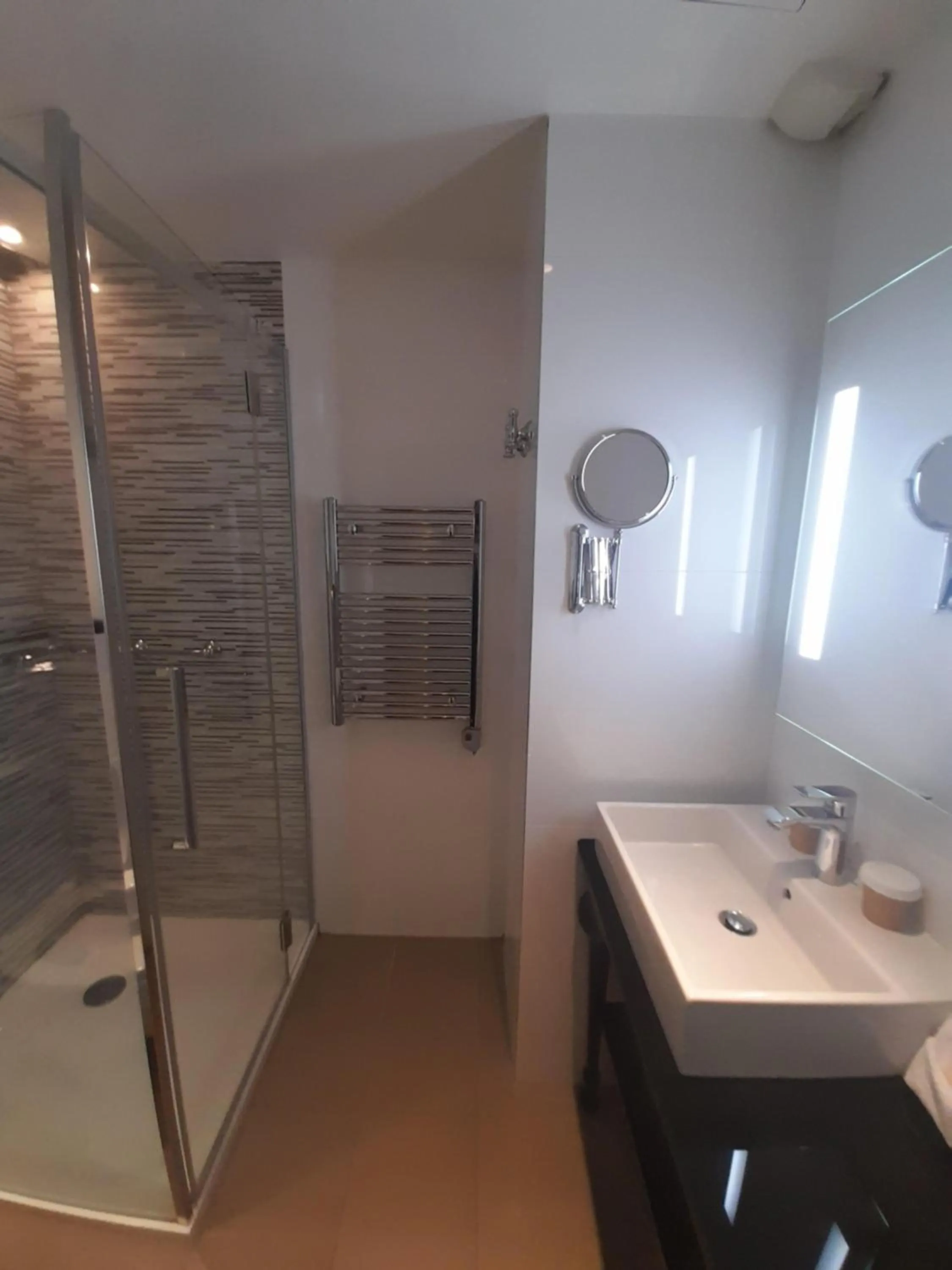 Bathroom in Mercure Paris Arc de Triomphe Wagram