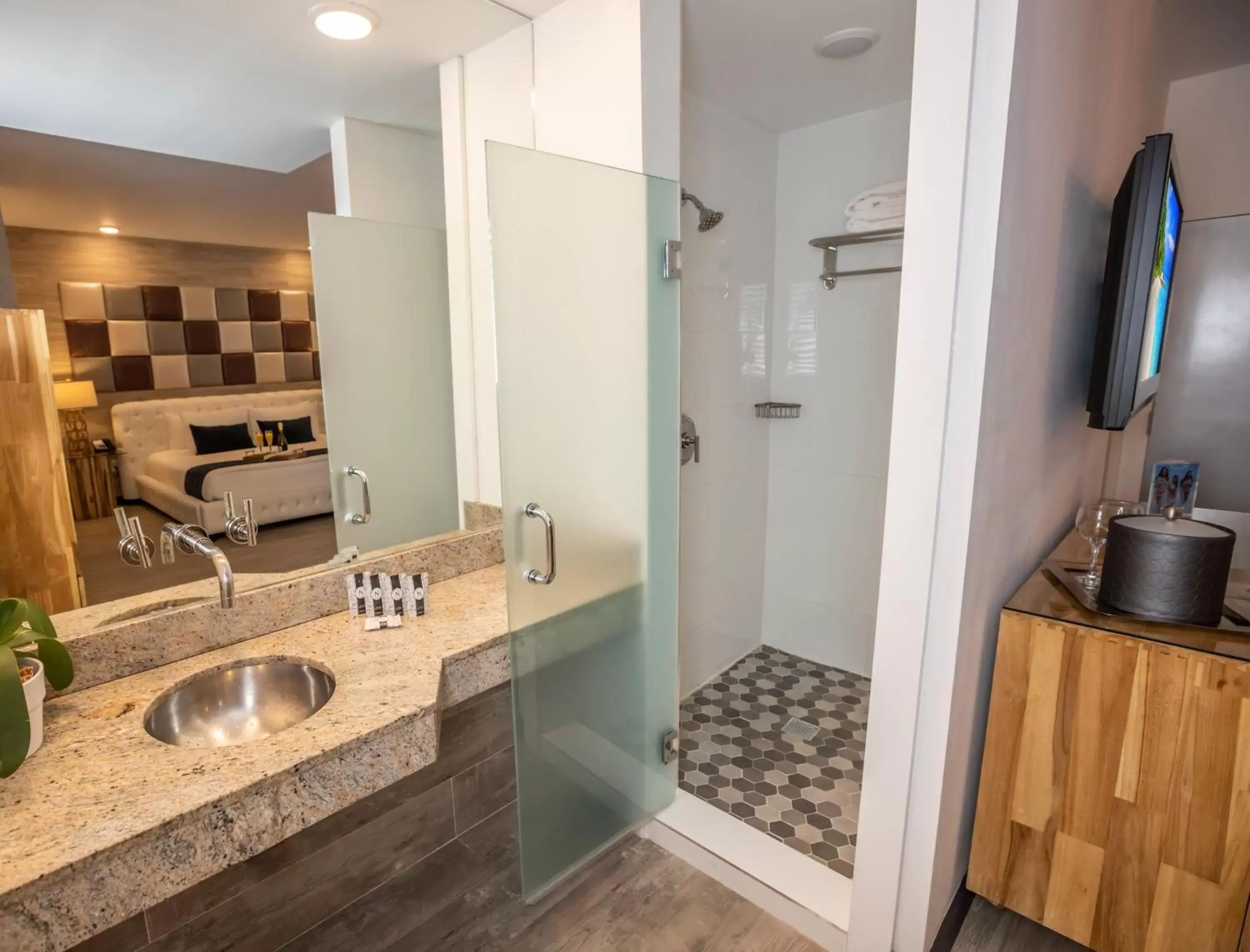 Bathroom, Kitchen/Kitchenette in Catalina Hotel & Beach Club