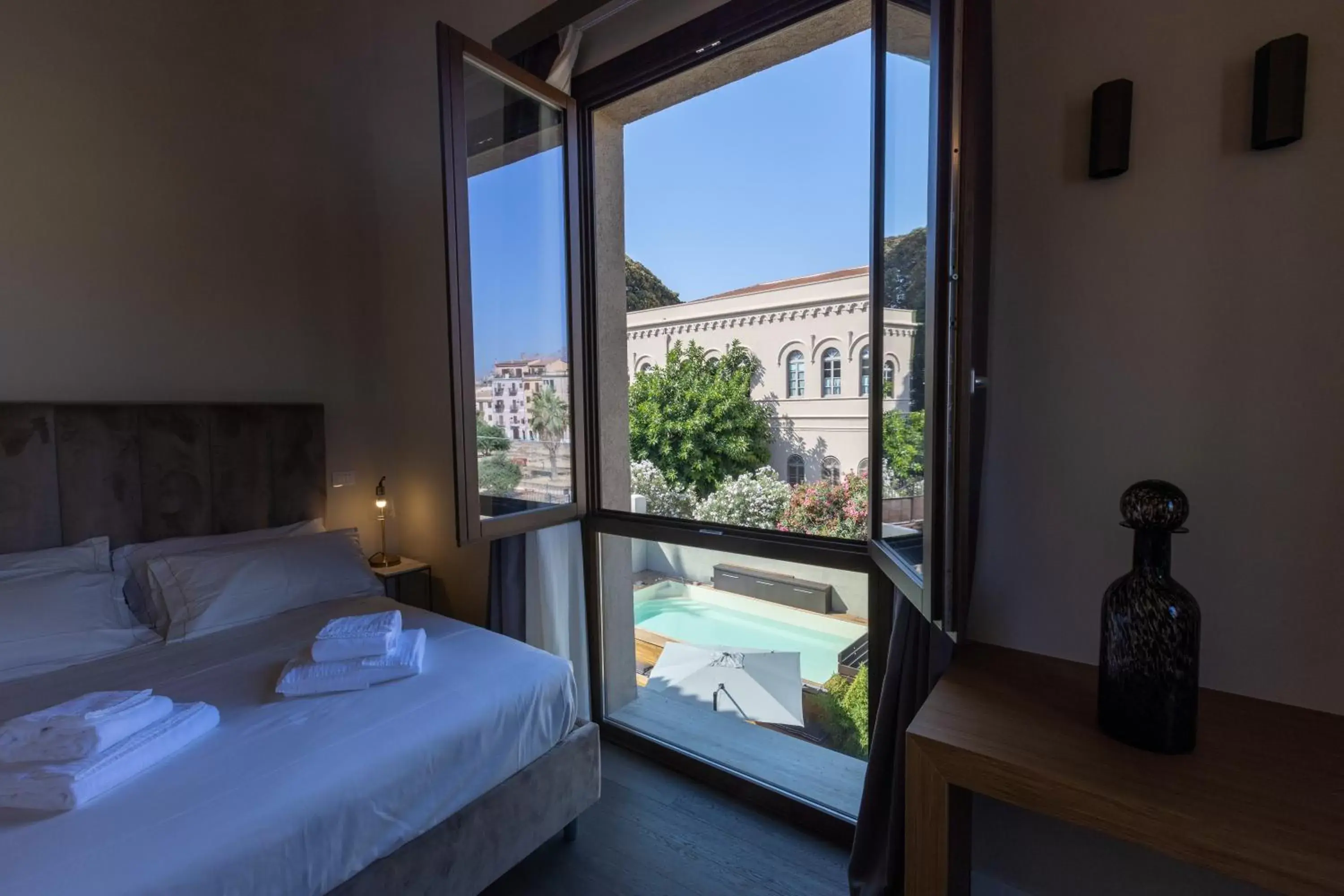Pool view, Bed in Bastione Spasimo Boutique Hotel