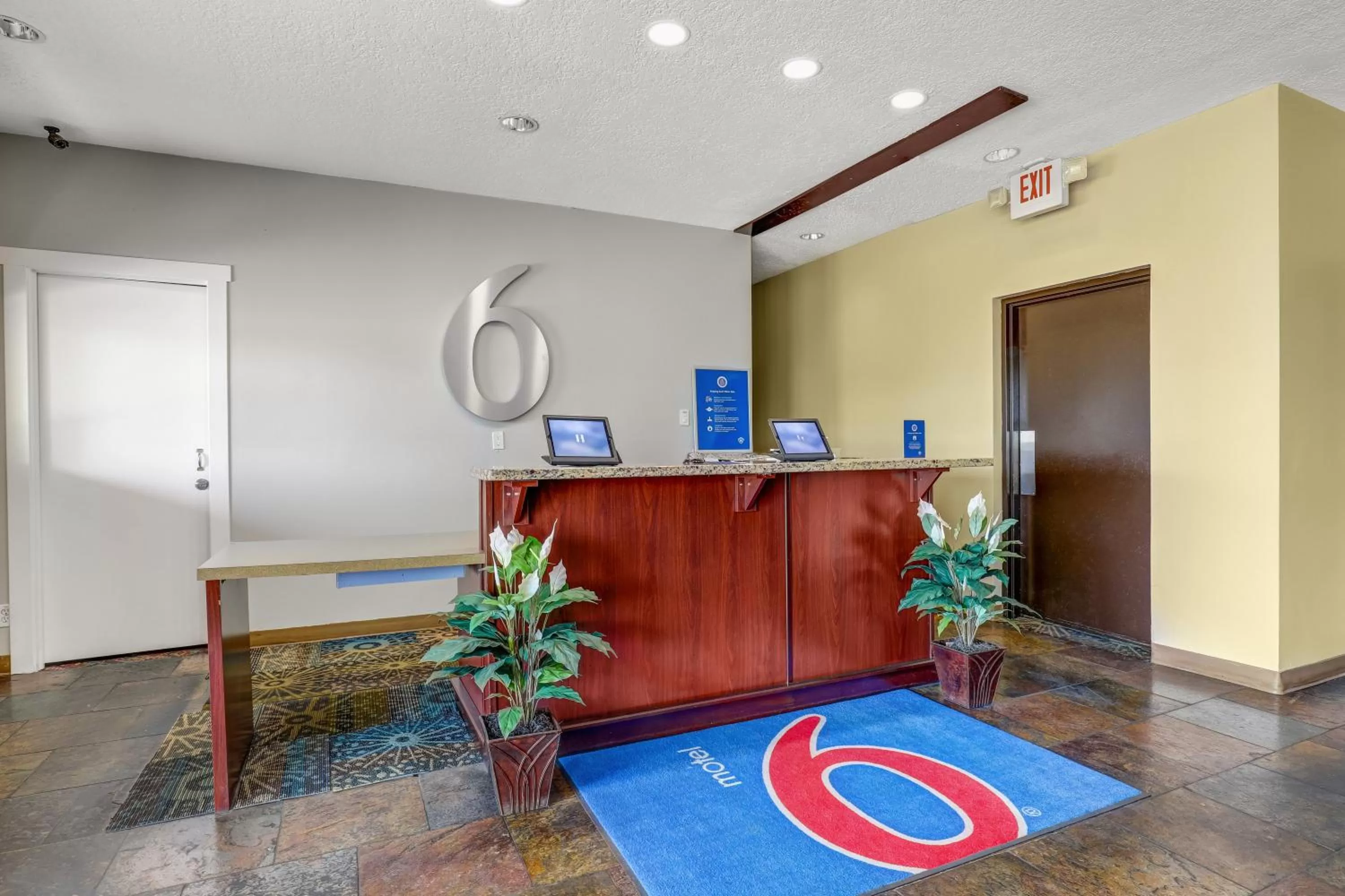 Lobby or reception in Motel 6 Brooks AB