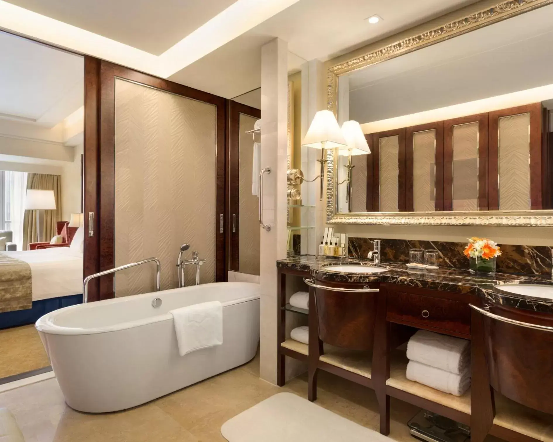 Hot Tub, Bathroom in Shangri-La Qingdao - May Fourth Square