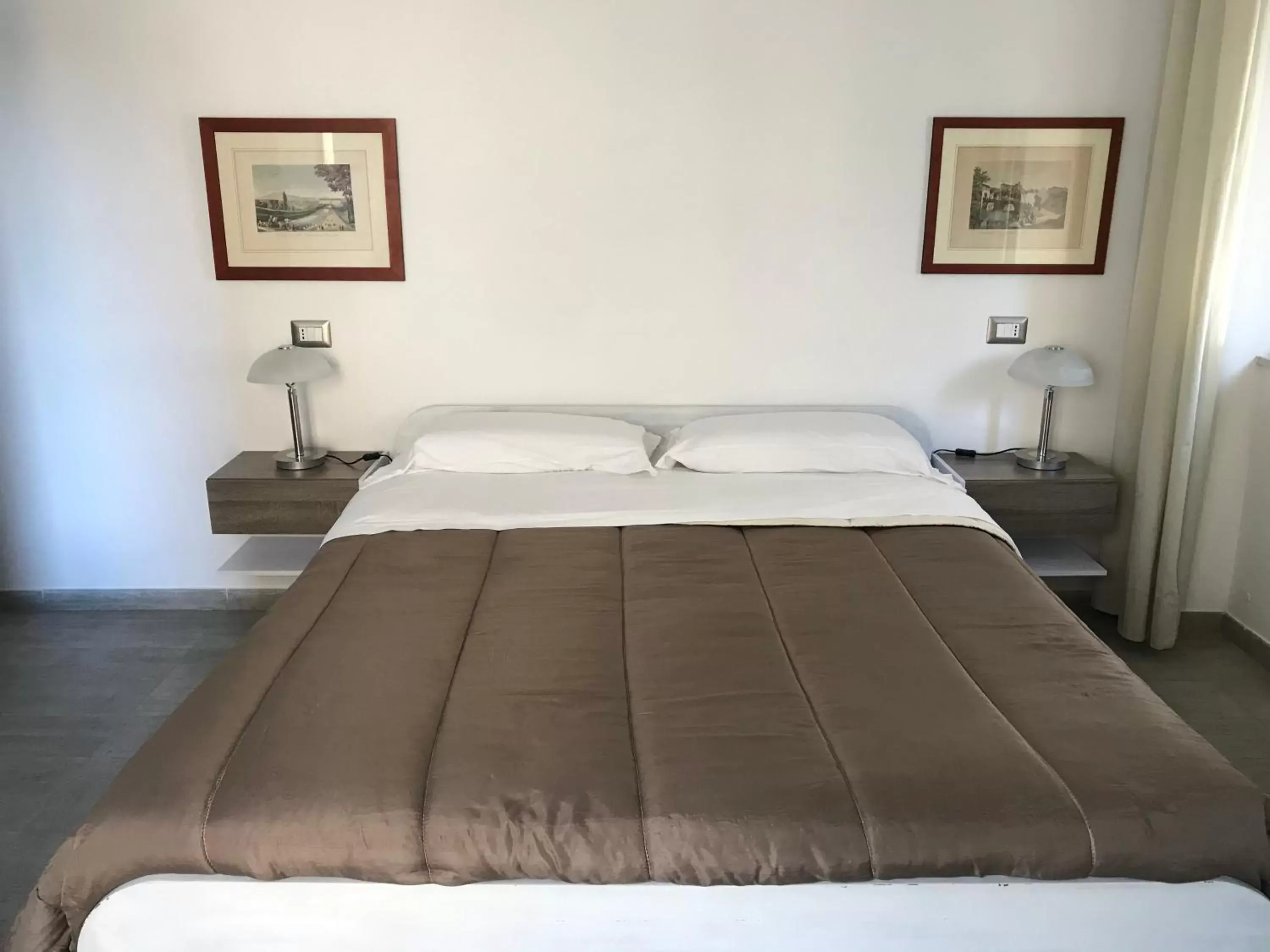 Photo of the whole room, Bed in International Naples