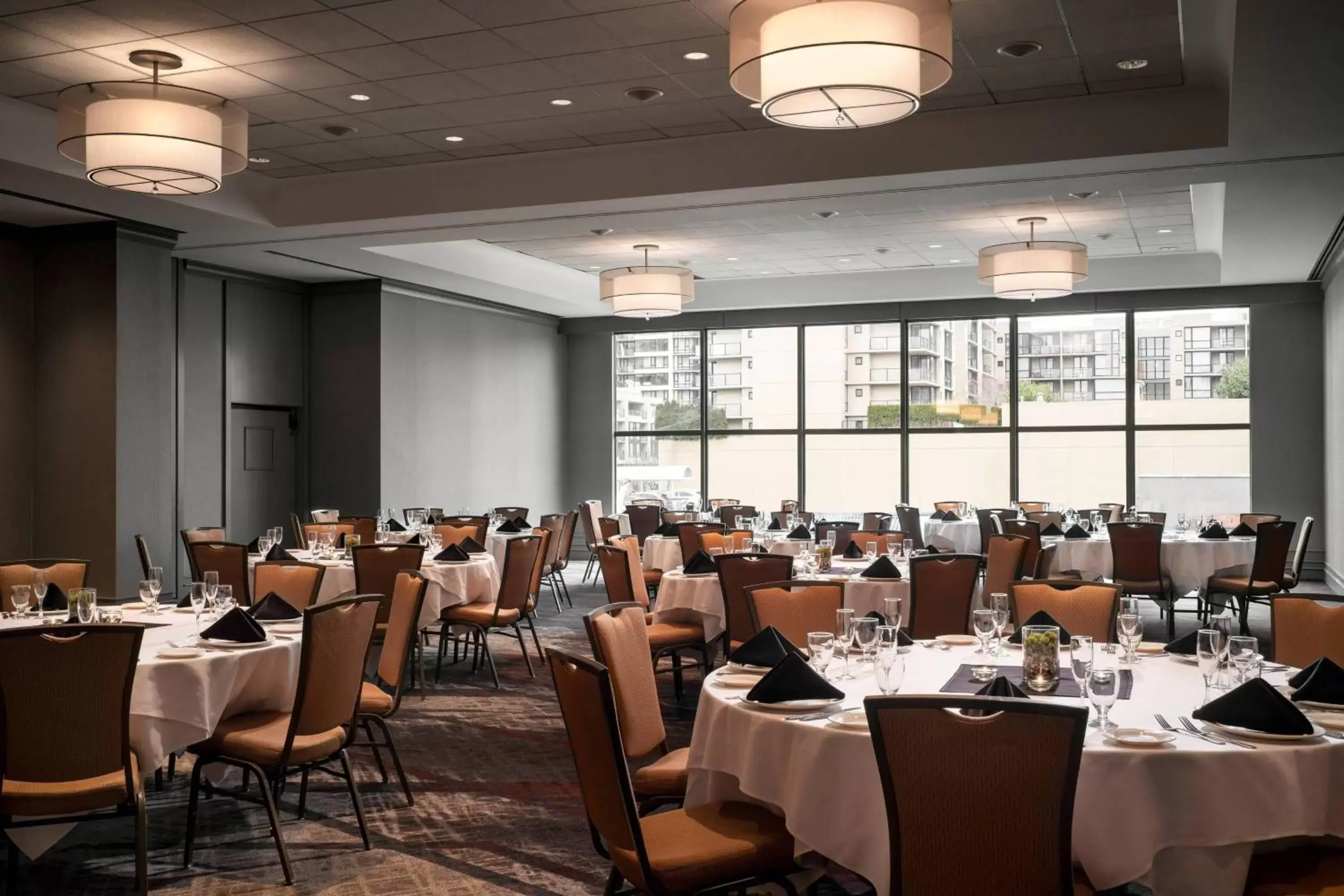 Meeting/conference room, Restaurant/Places to Eat in Vancouver Airport Marriott Hotel