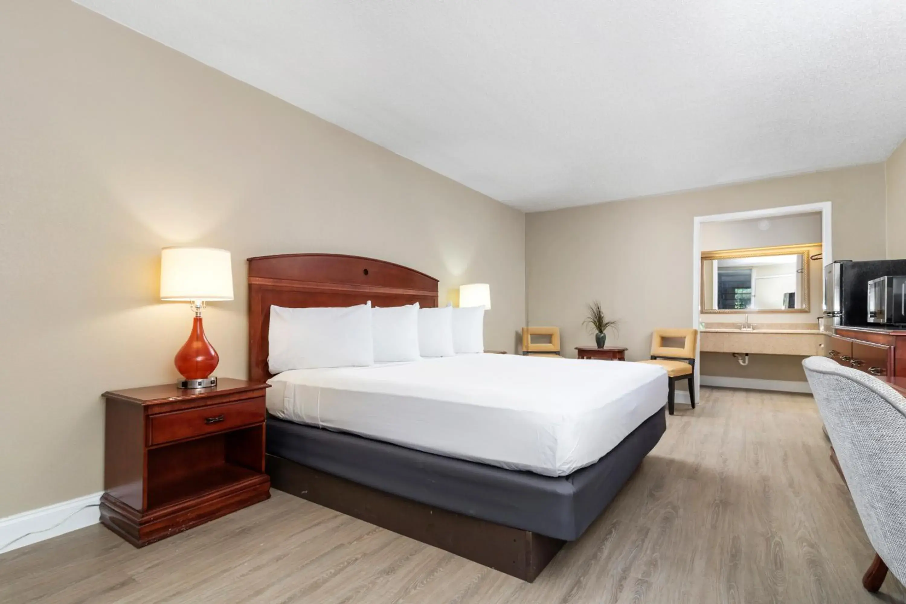 Bed in Stayable Suites Lakeland