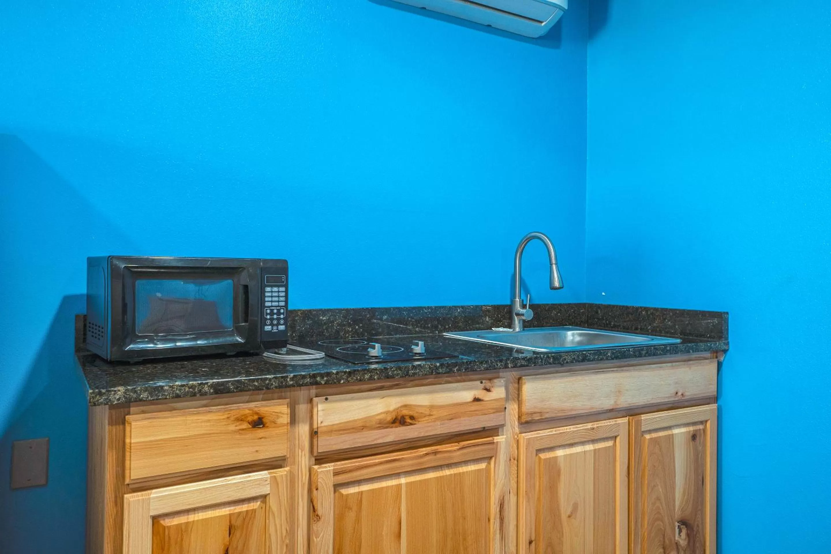 Kitchen or kitchenette in Plaza Motel Corpus Christi by OYO