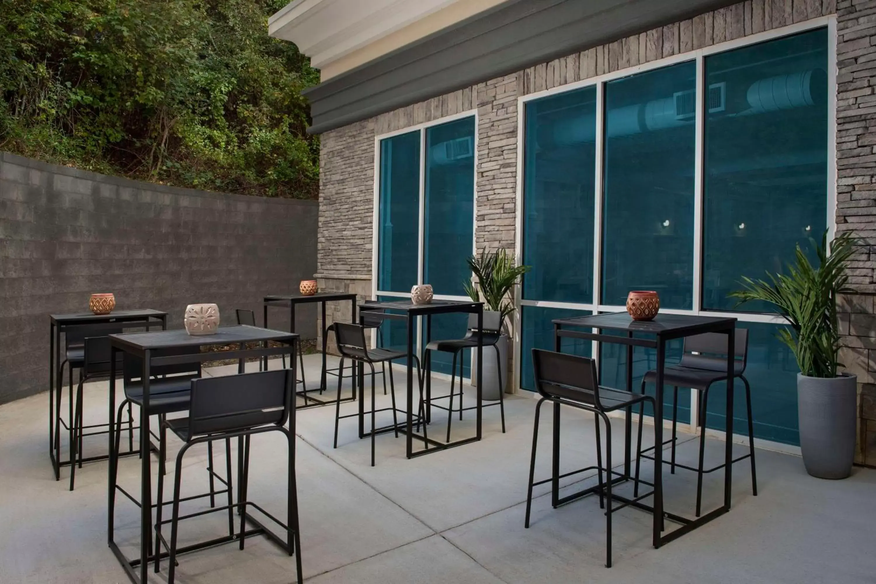 Patio, Restaurant/Places to Eat in Doubletree by Hilton Chattanooga Hamilton Place