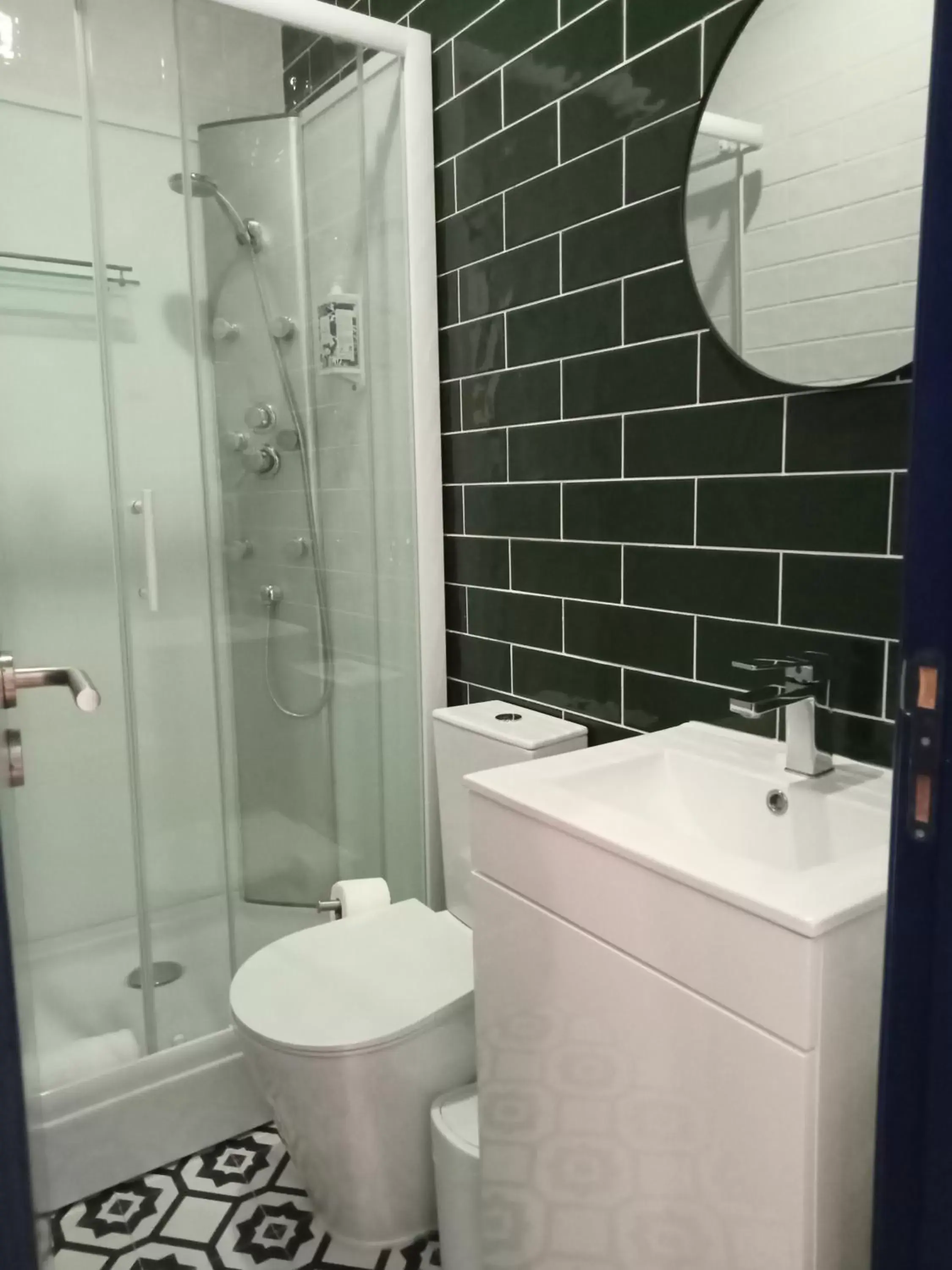 Shower, Bathroom in Succeed Terreiro do Paço Suites