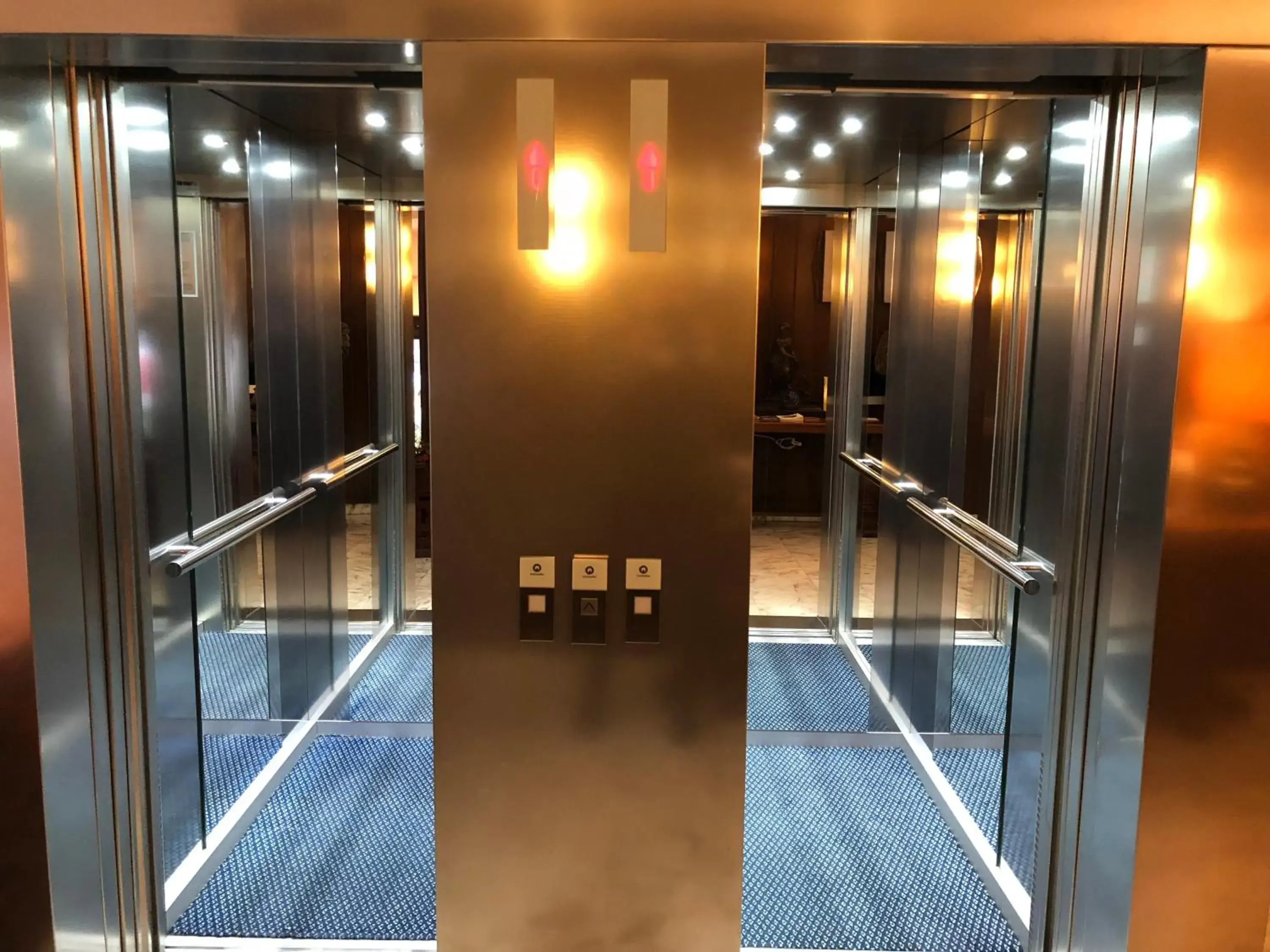 elevator in Hotel Mec