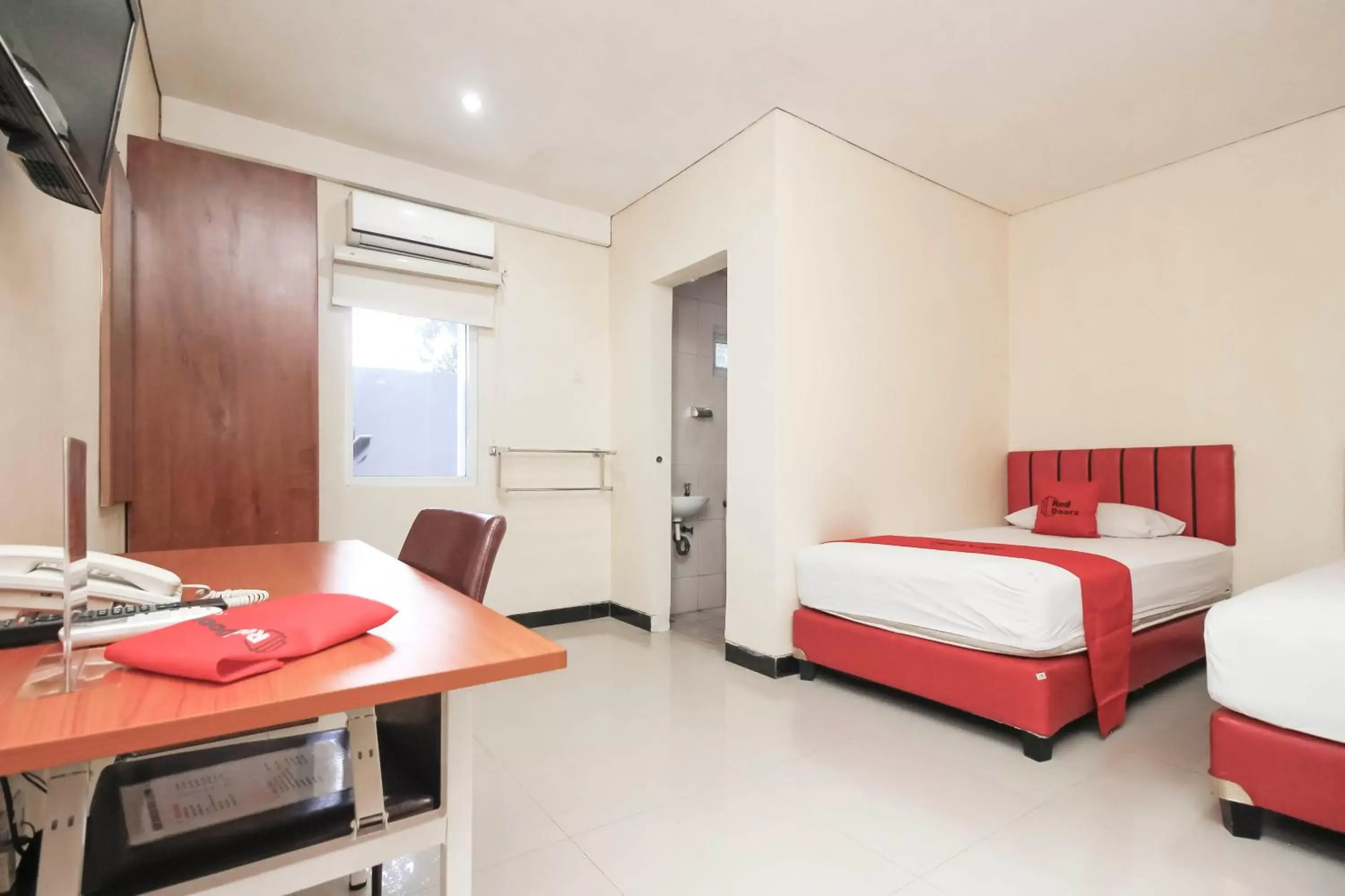 Bedroom in RedDoorz Plus @ Jalan Pemuda Jakarta