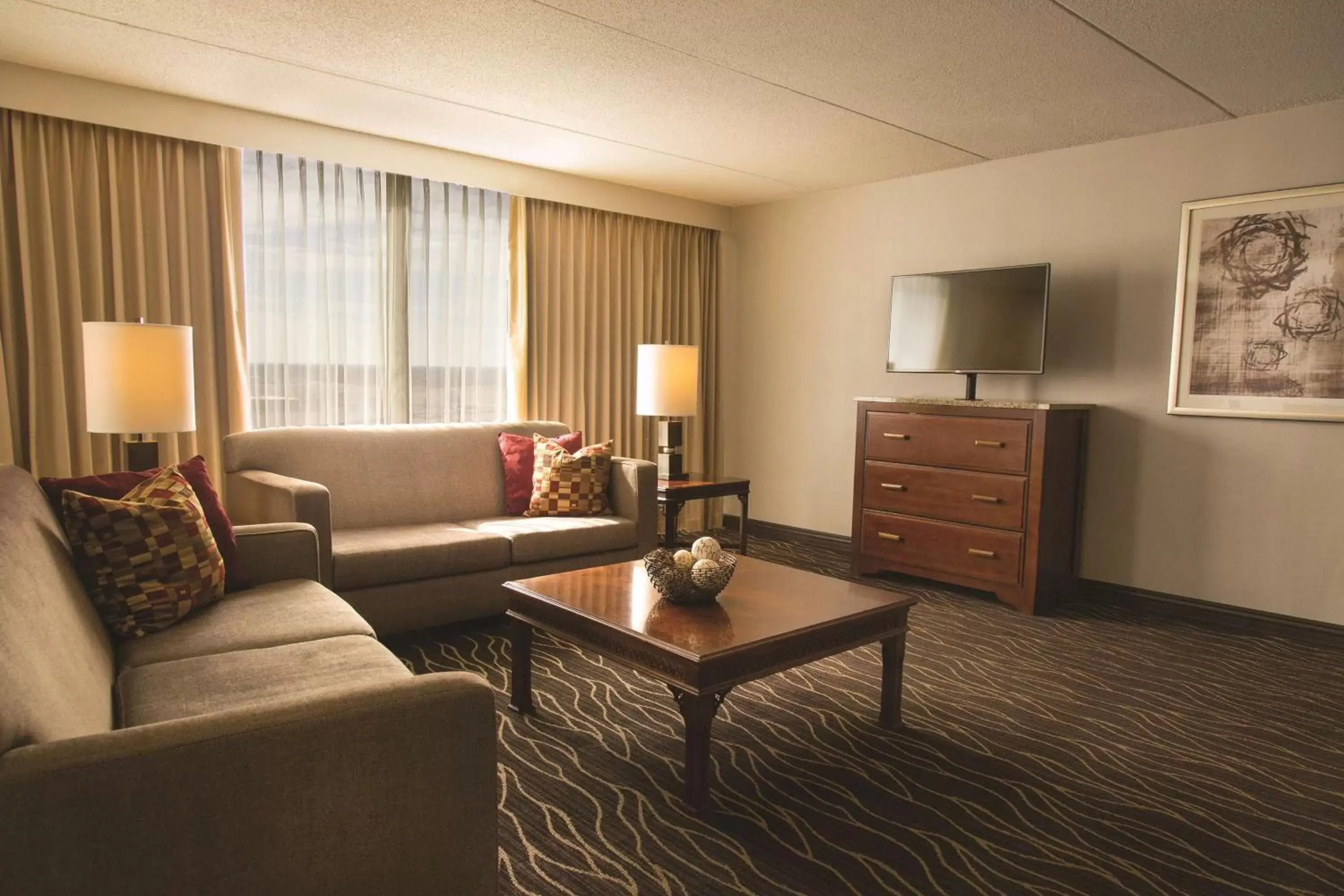 Bed, Seating Area in Hilton Kansas City Airport