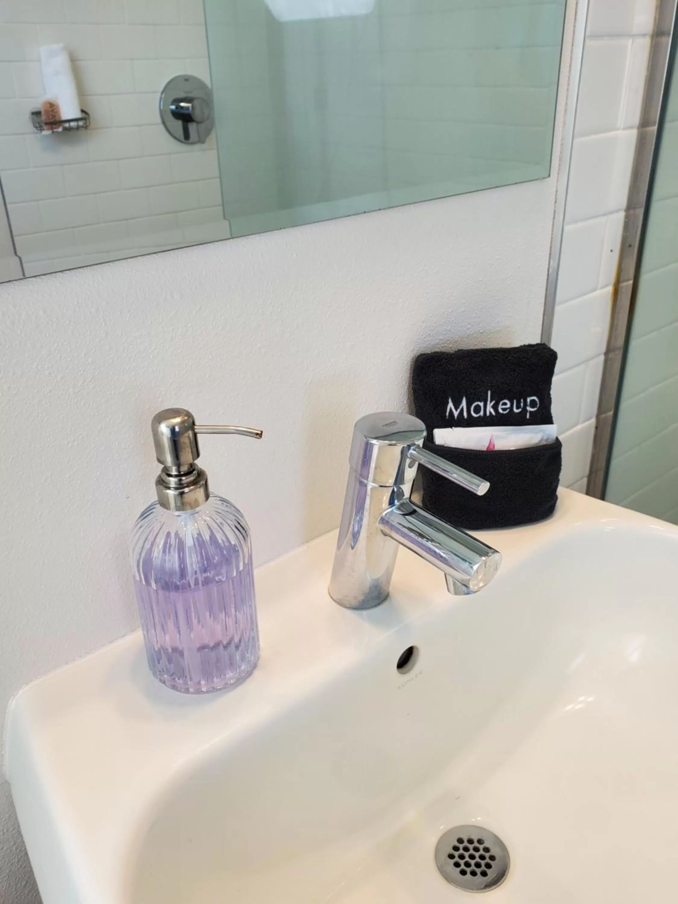 Shower, Bathroom in Moonstone Beach Motel