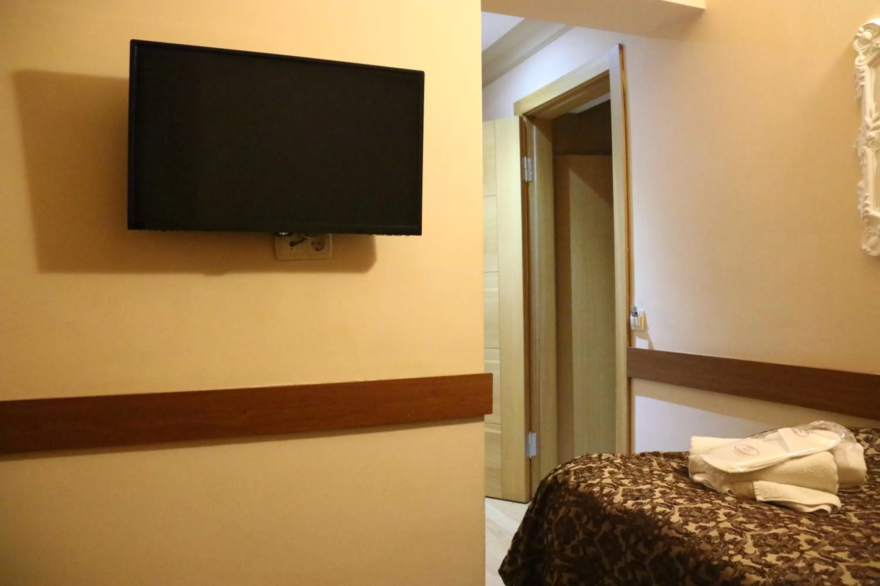 TV and multimedia, Bed in Grand Peninsula Hotel