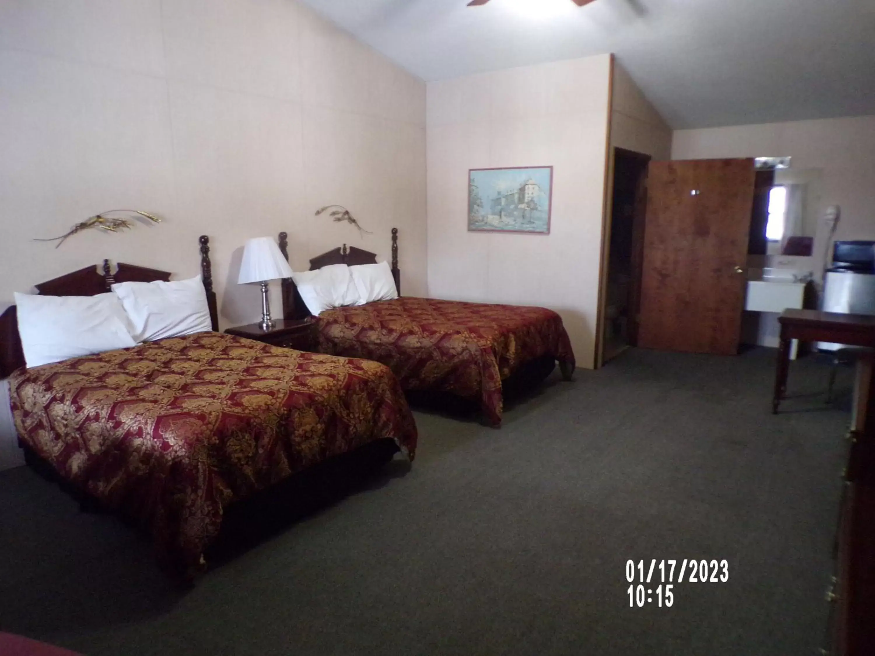Bedroom, Bed in Longhouse Lodge Motel