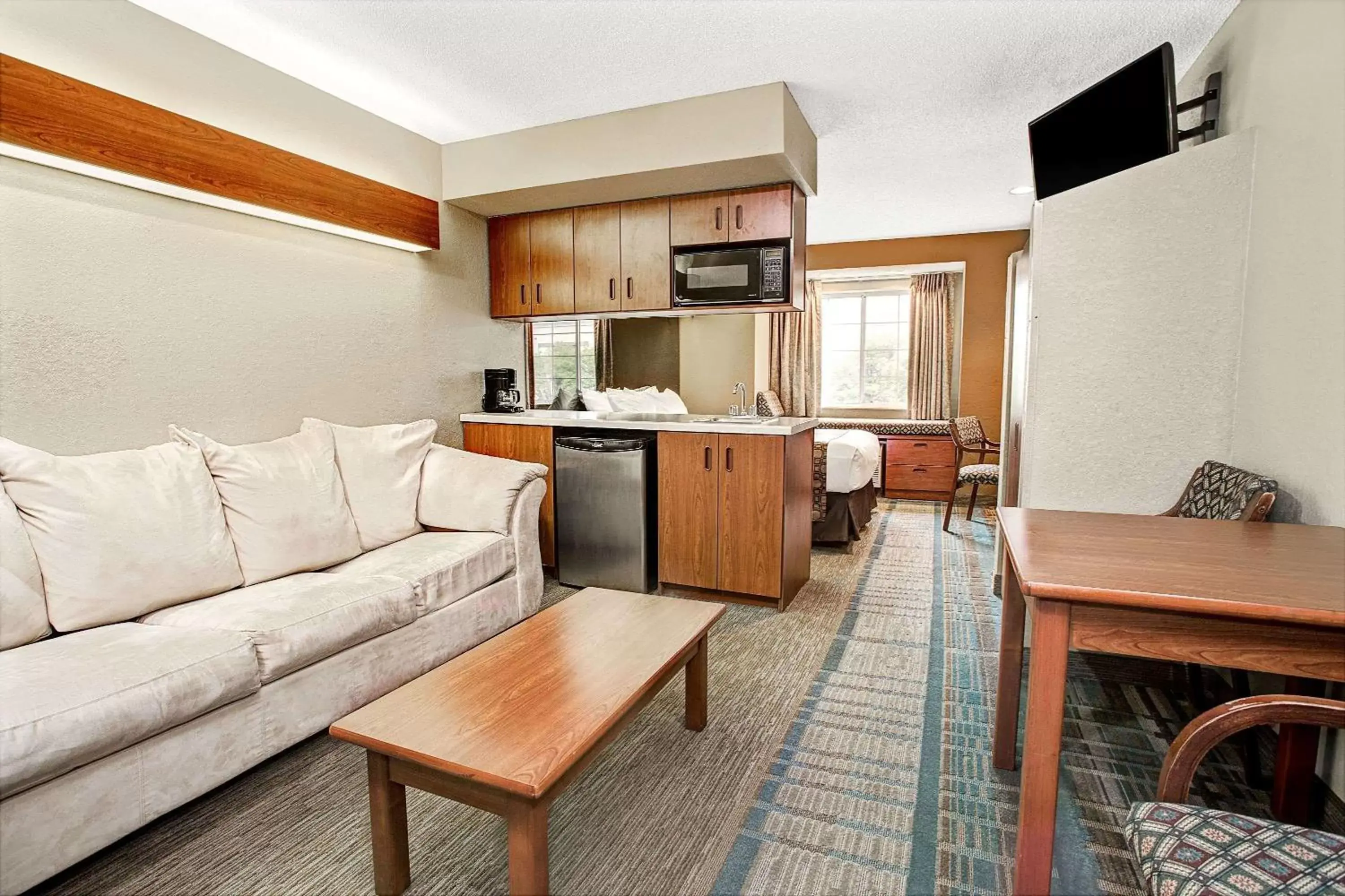 Photo of the whole room, Kitchen/Kitchenette in Microtel Inn & Suites by Wyndham Mason