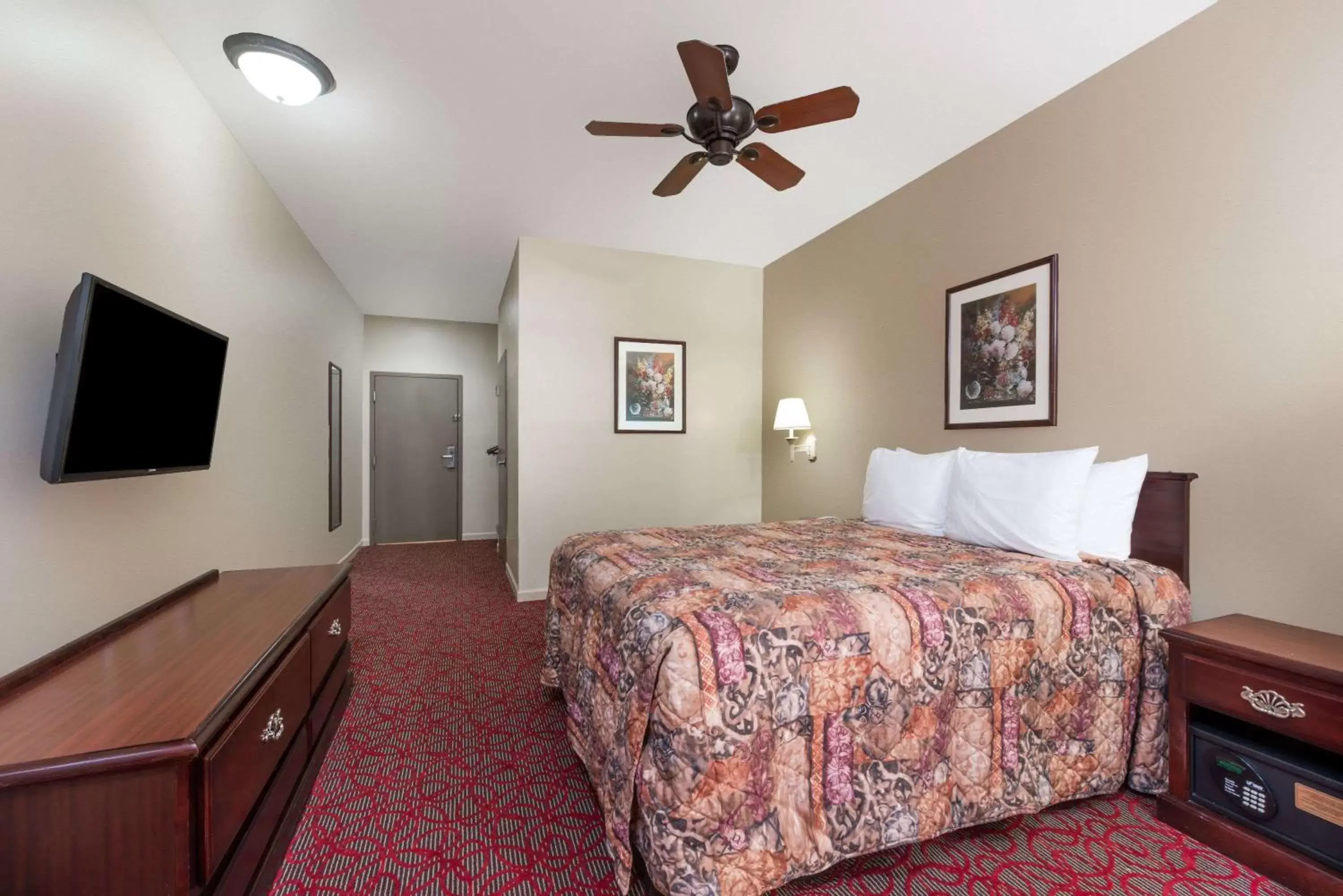 Photo of the whole room, Bed in Days Inn by Wyndham St Peters/St Charles