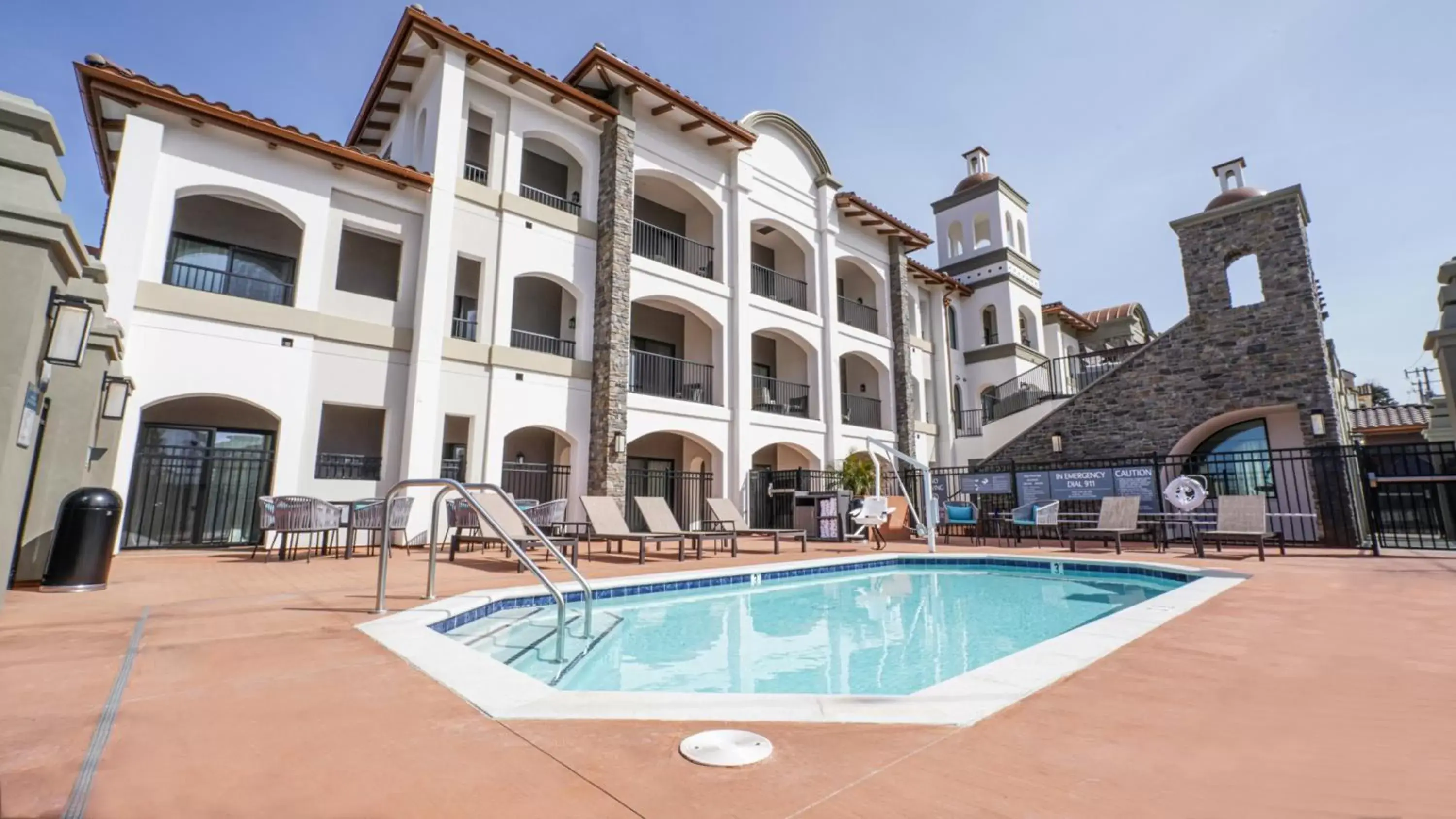 Swimming pool, Property Building in La Quinta Inn & Suites by Wyndham Santa Cruz