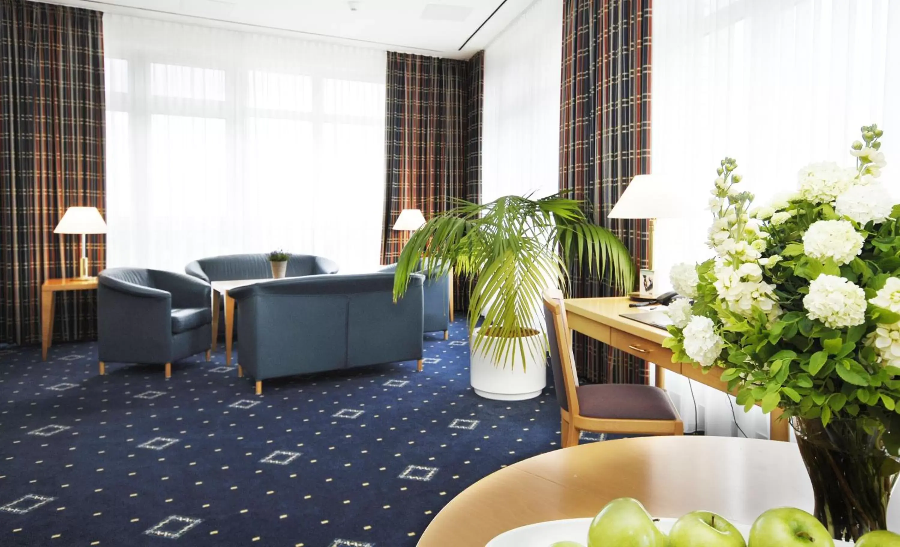 Living room, Seating Area in Holiday Inn Hamburg, an IHG Hotel