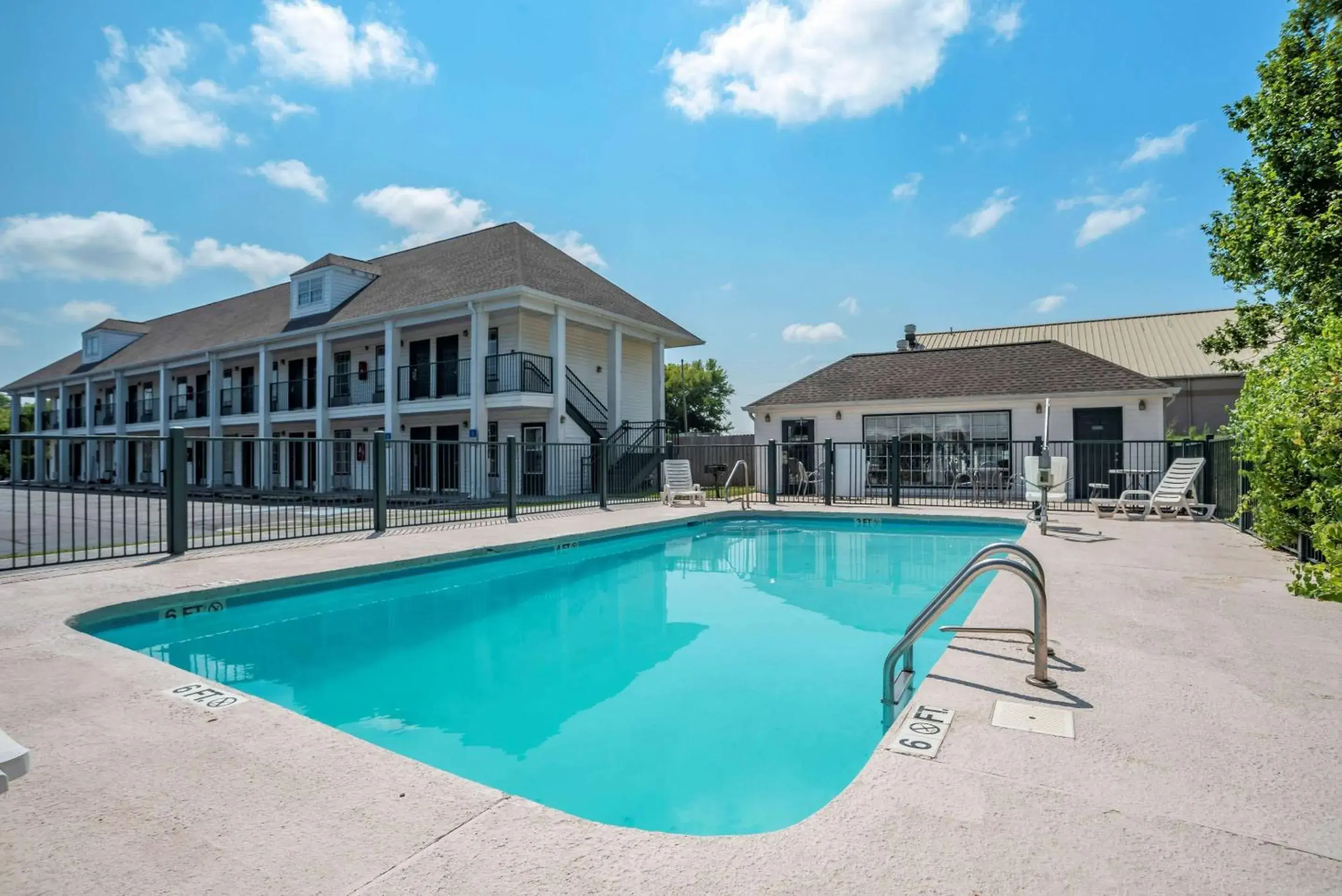 Activities, Property Building in Econo Lodge Tupelo