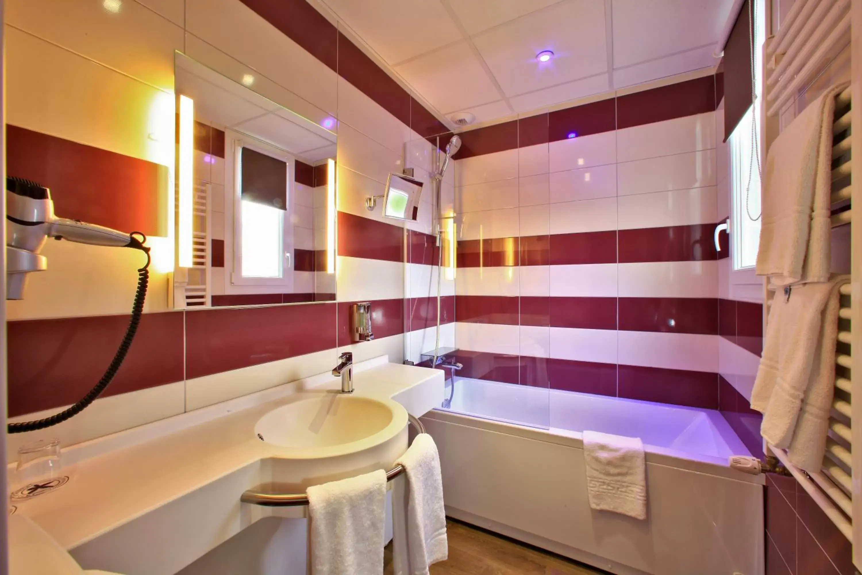 Bath, Bathroom in The Originals City - Hôtel Saint-Martial, Limoges Centre